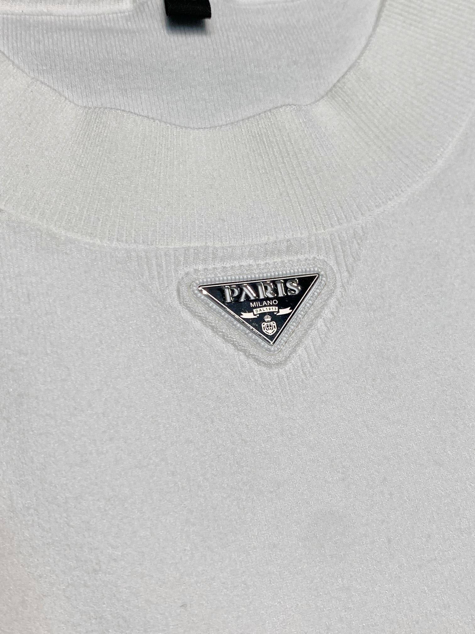 Pra*a sweater