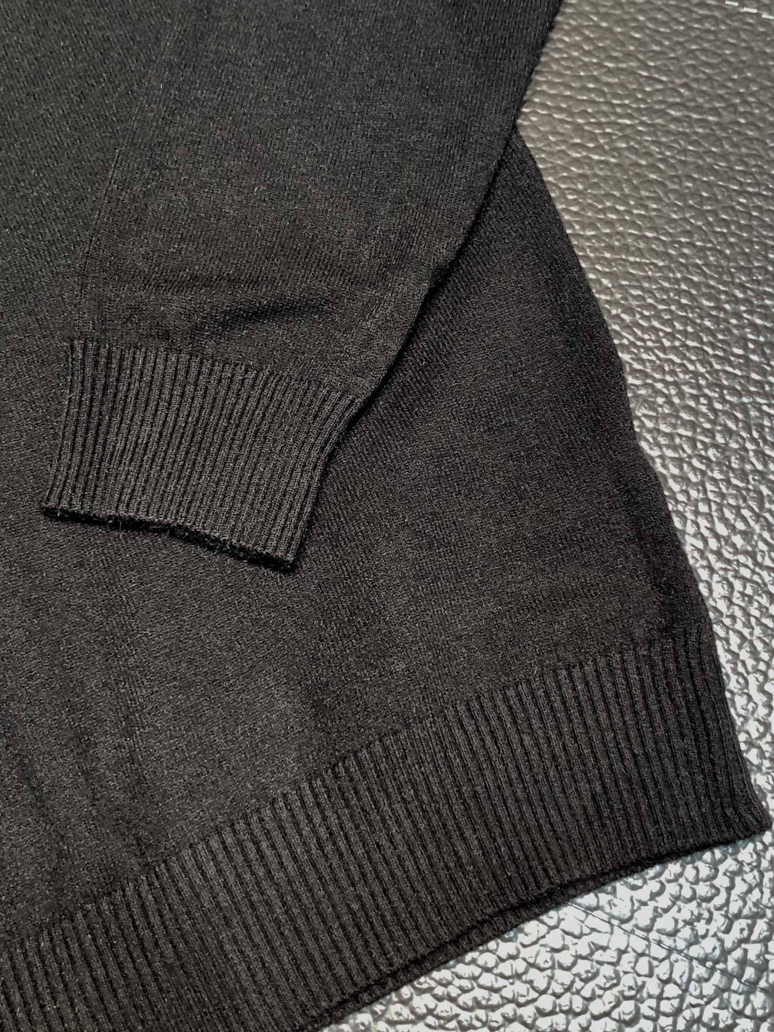 Pra*a casual sweater