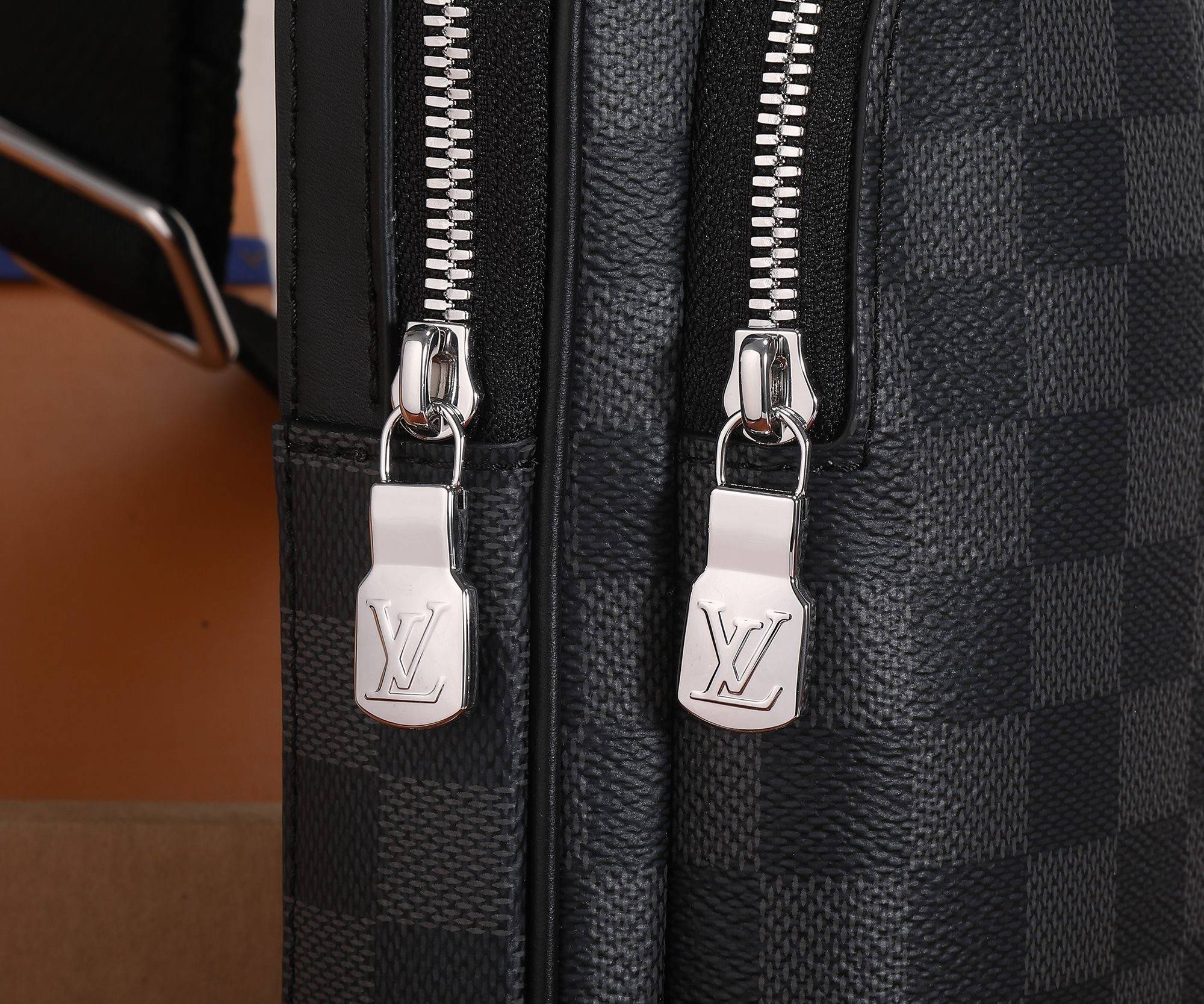 L*V damier graphite Men