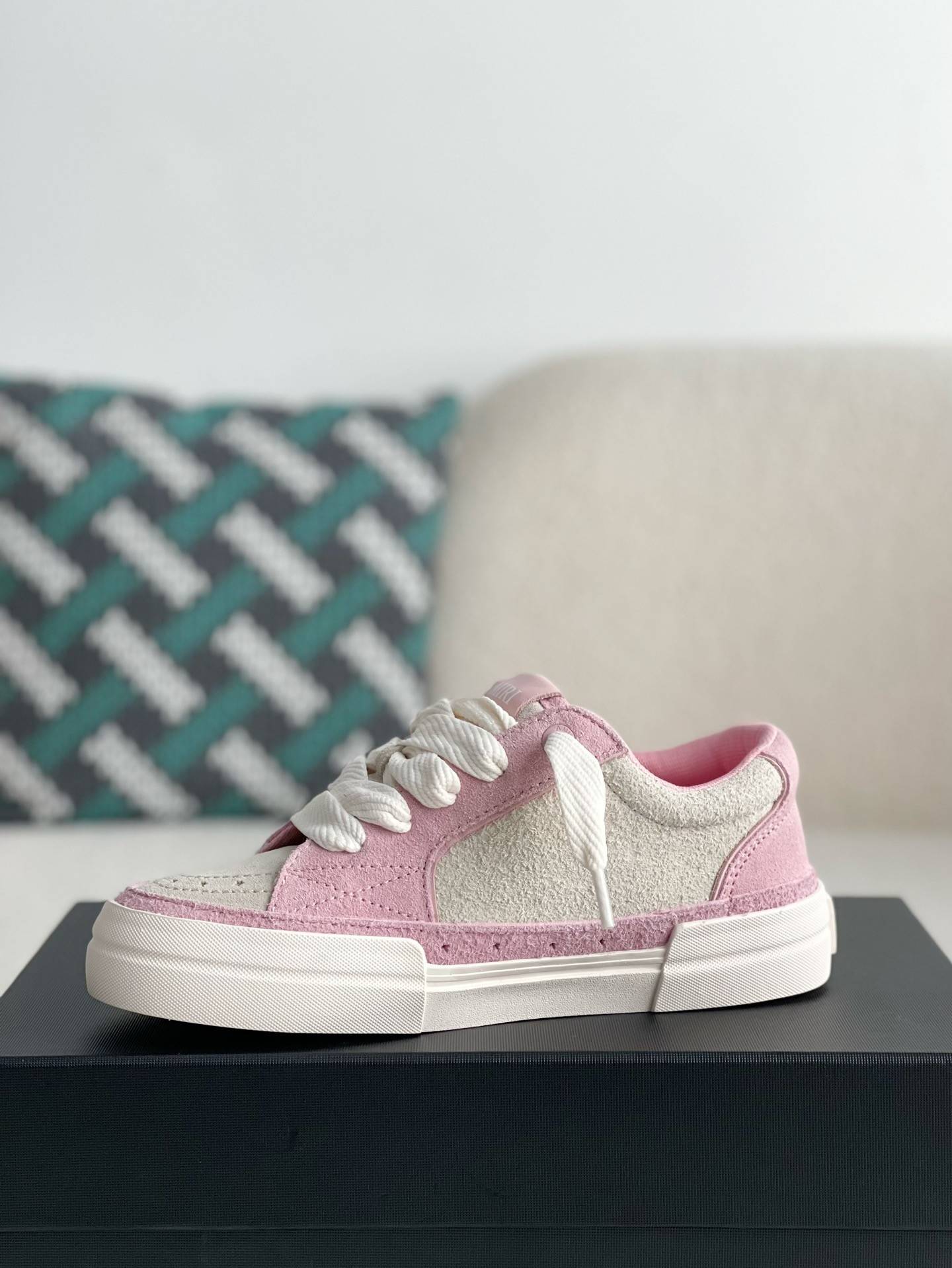 A*RI Sneakers