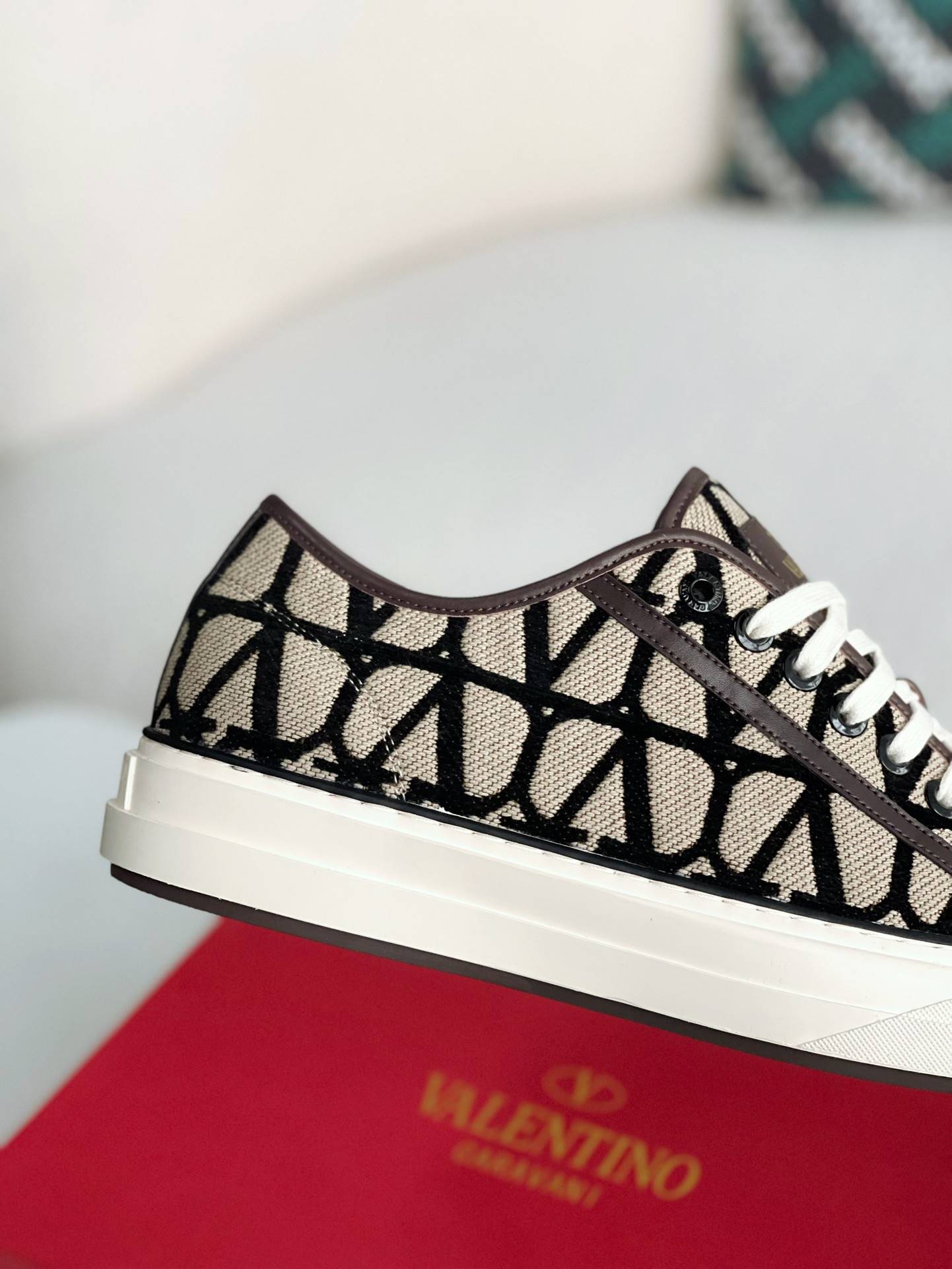 Va1e*ntin0  Sneakers