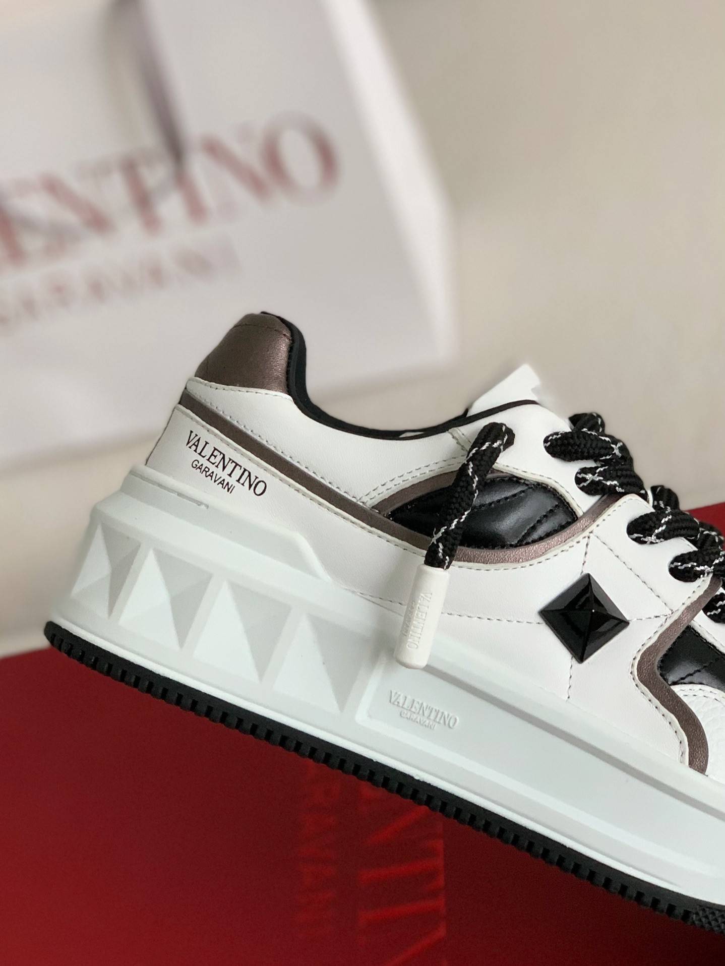 Va1e*ntin0 sneakers