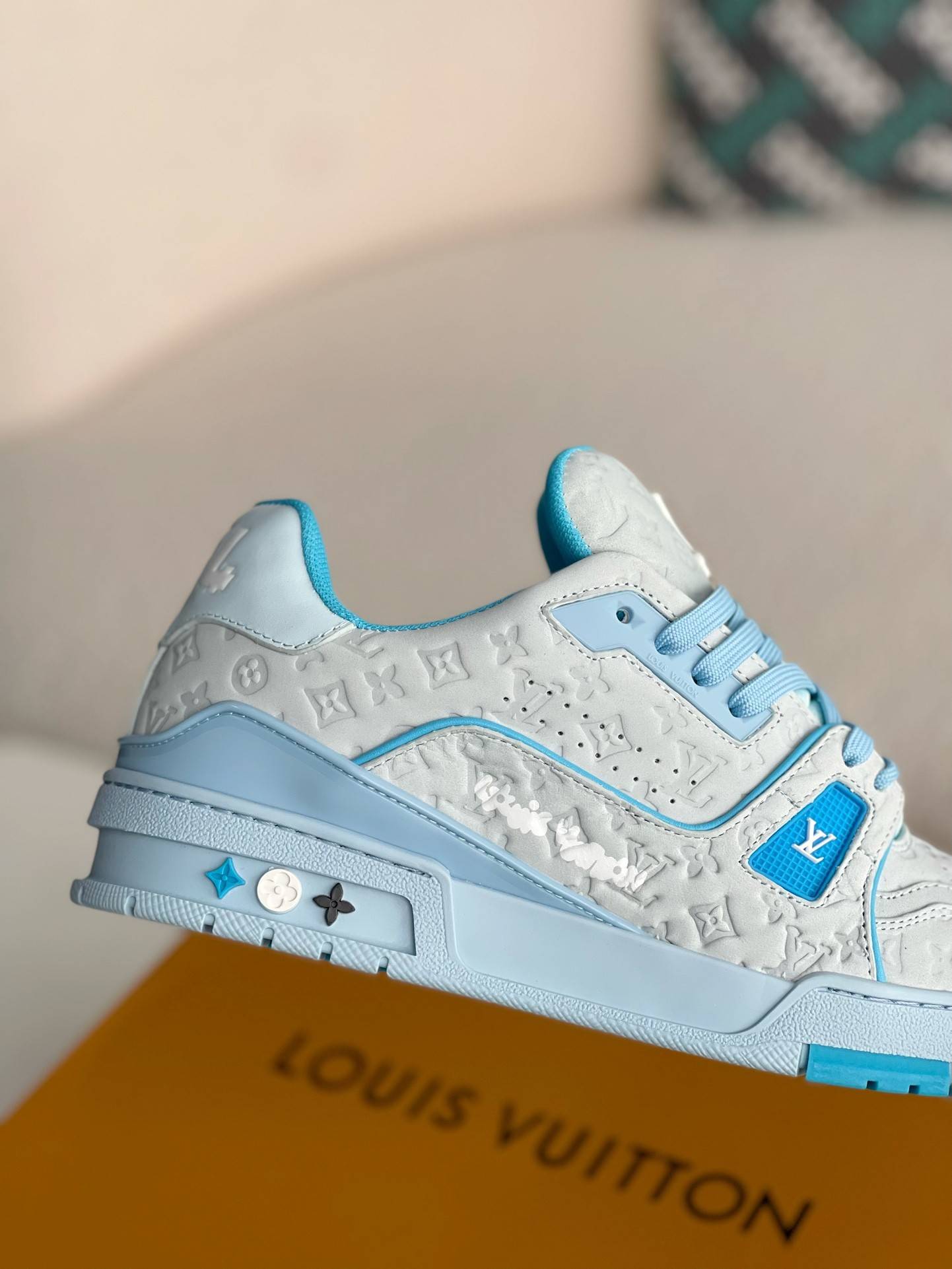 L*V SNEAKERS