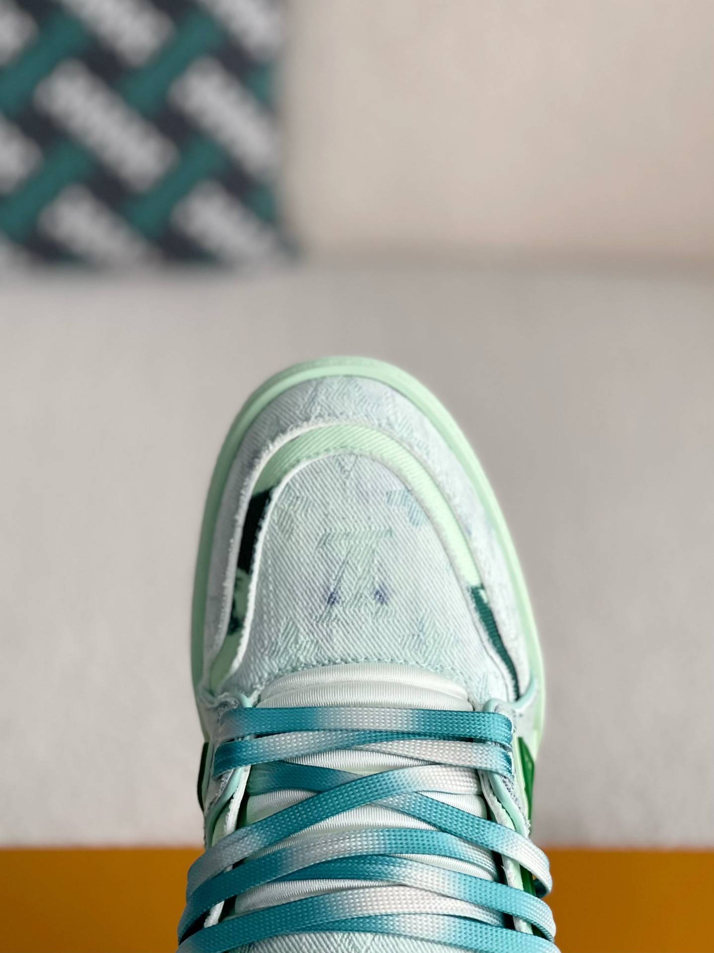 L*V SNEAKERS