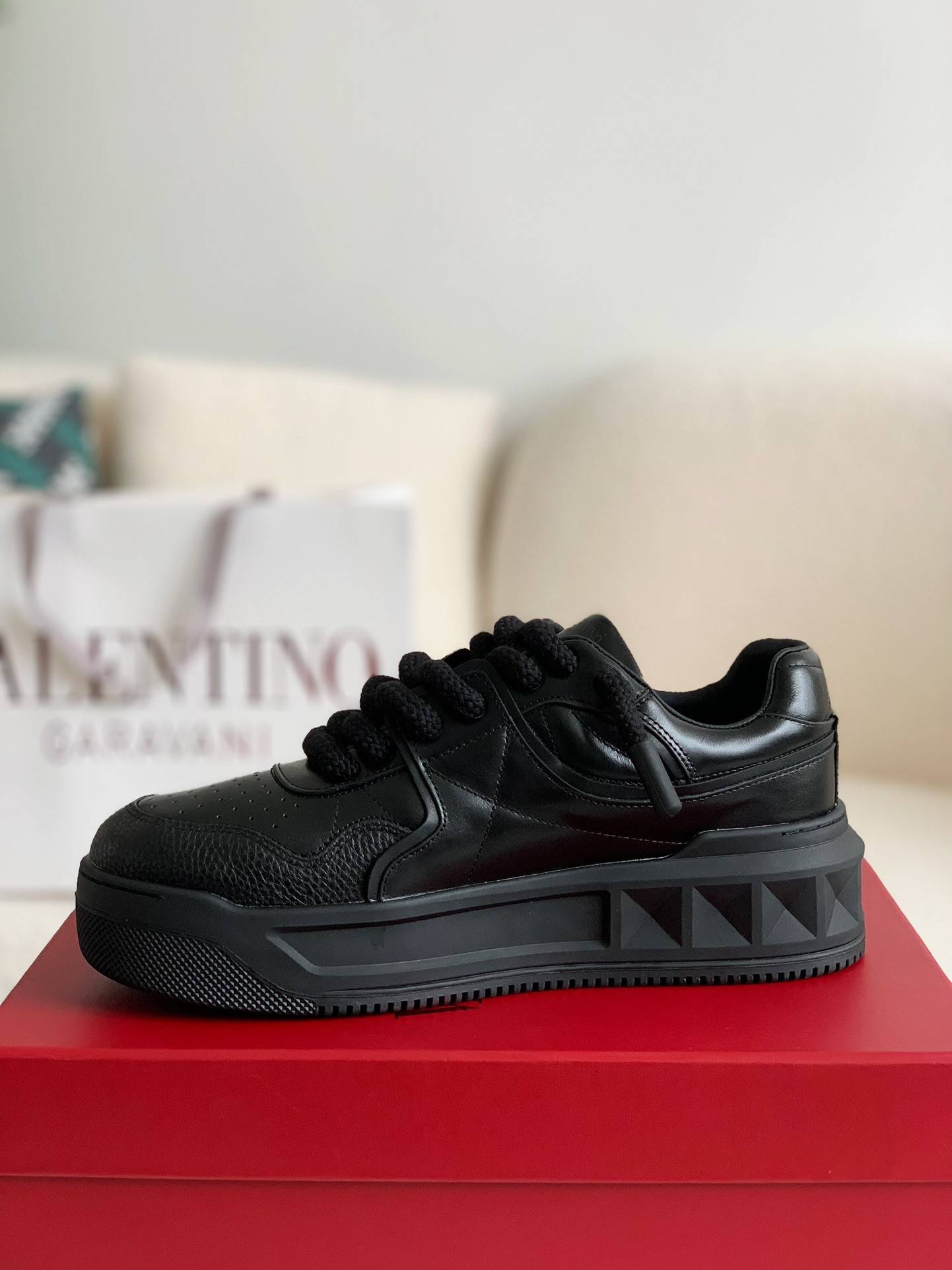 Va1e*ntin0 sneakers