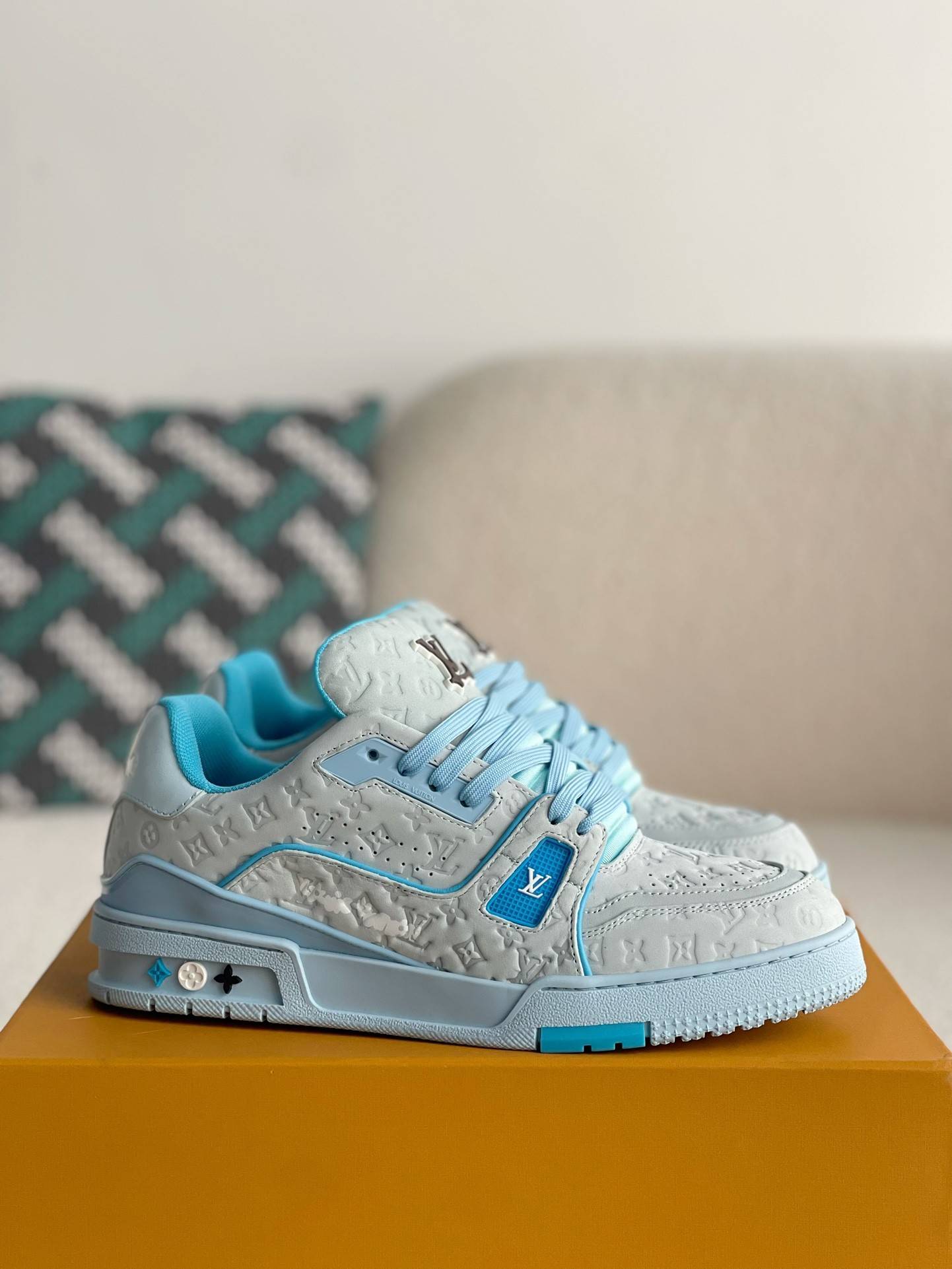 L*V SNEAKERS