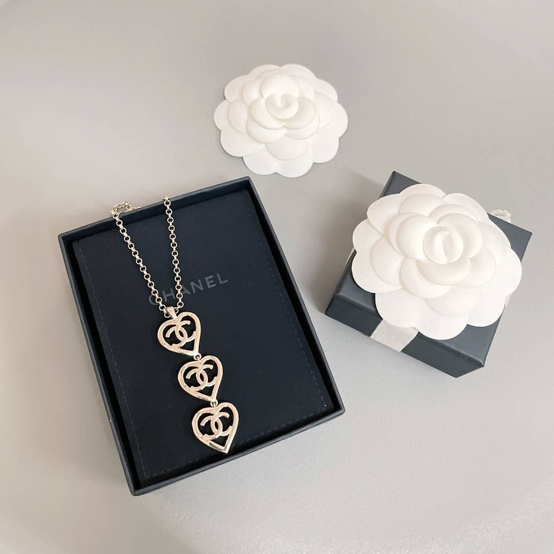 Ch**el three heart necklace