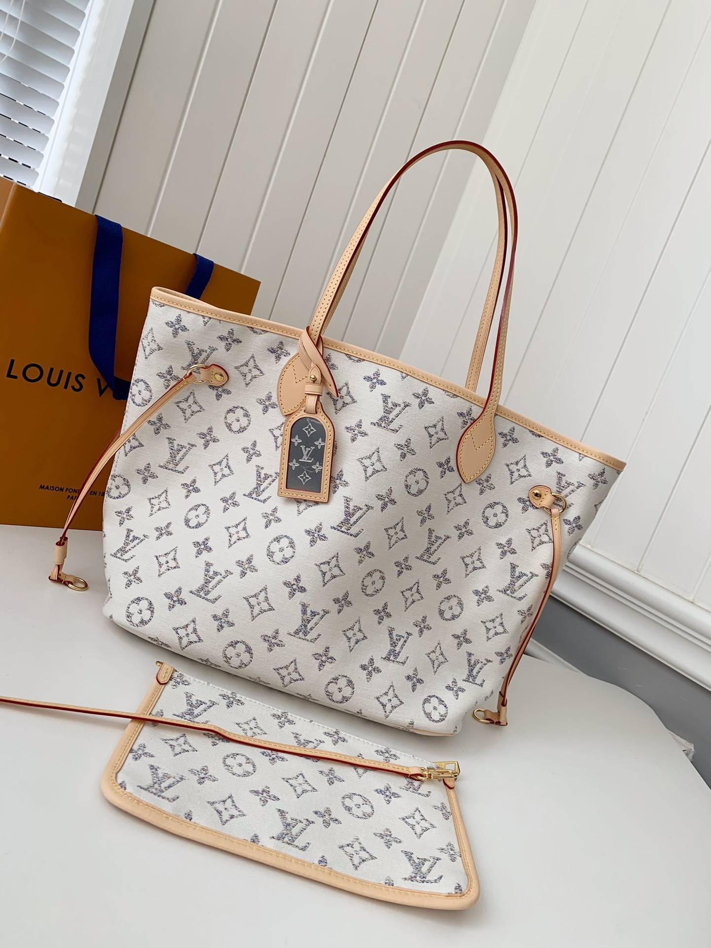 L*V Neverfull medium handbag M24905  Size：31*28*14cm