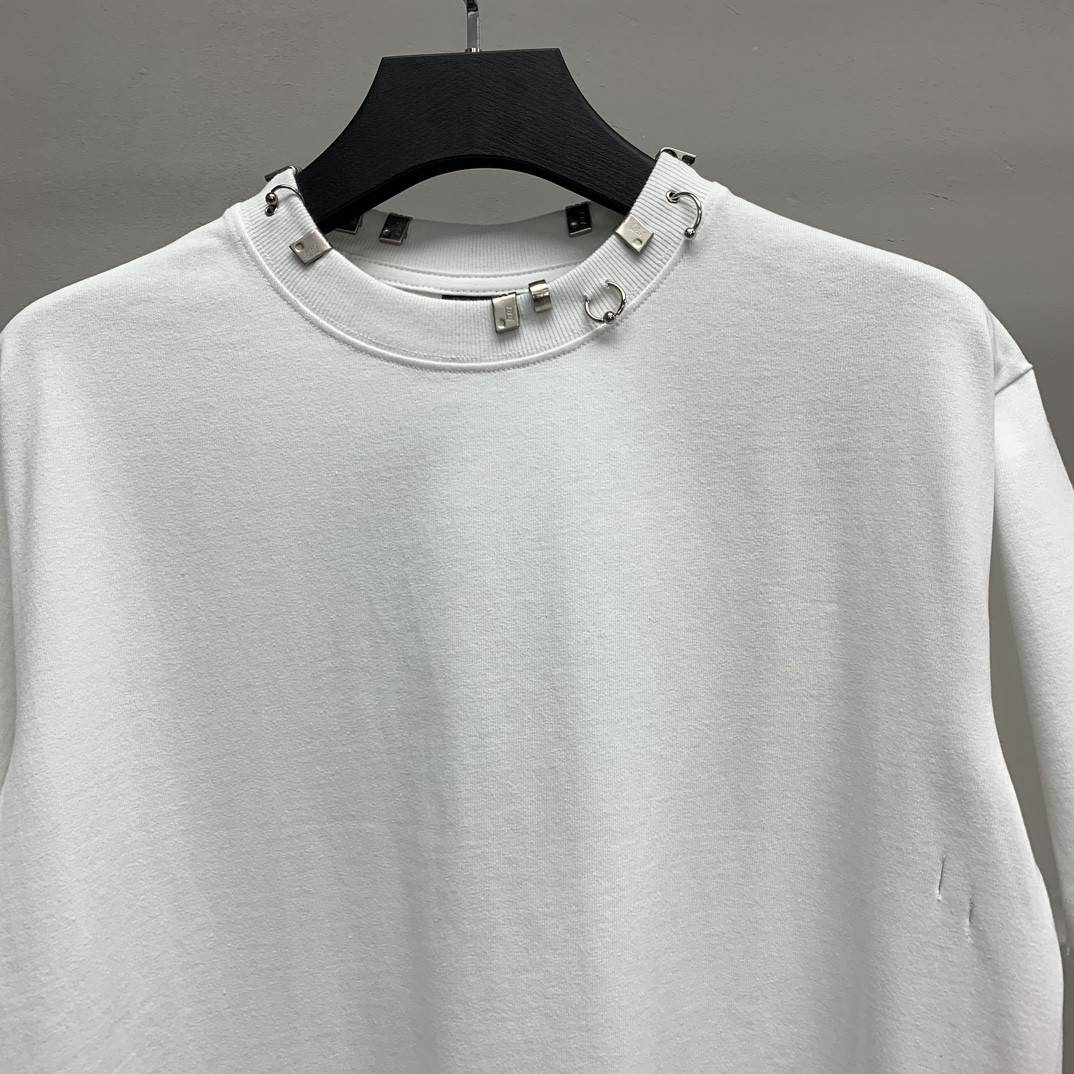 Ba1en*iaga neckline hardware perforated T-shirt