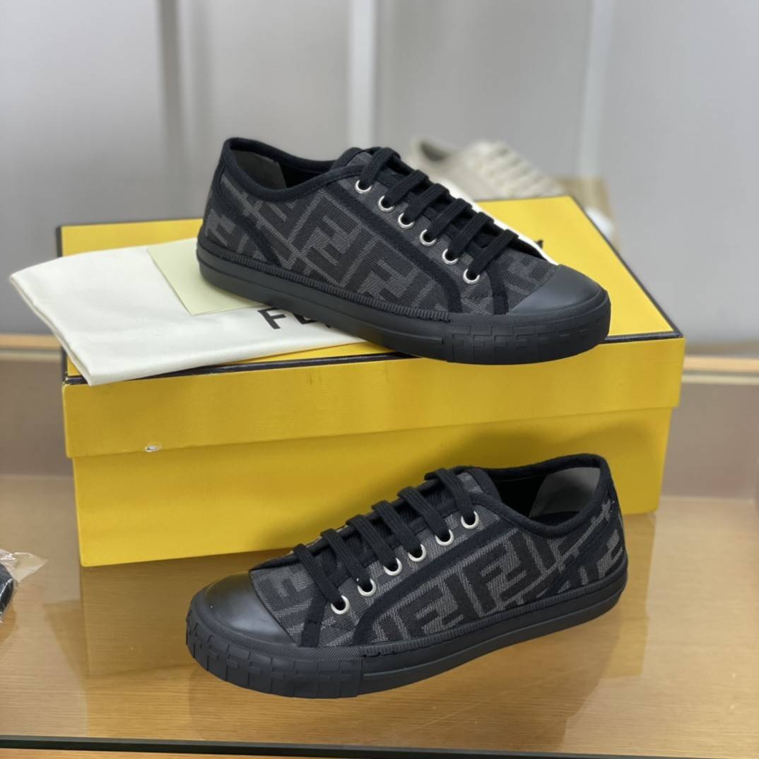 F**di Canvas shoe Sneakers