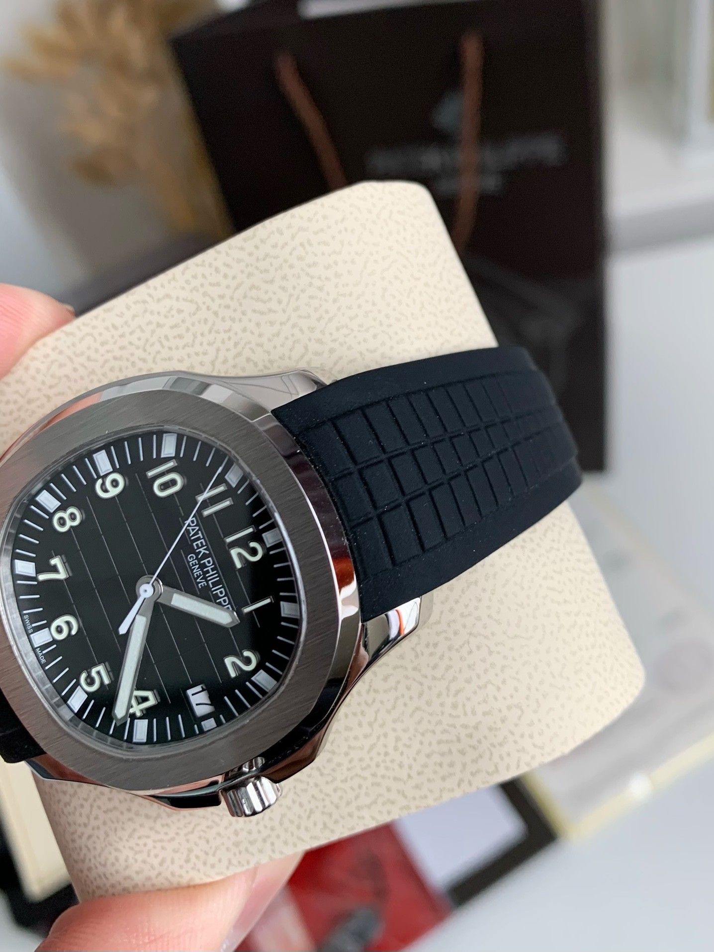 Pat*k Phi1i*pe Custom Gree n grenade 5167R series Watch
