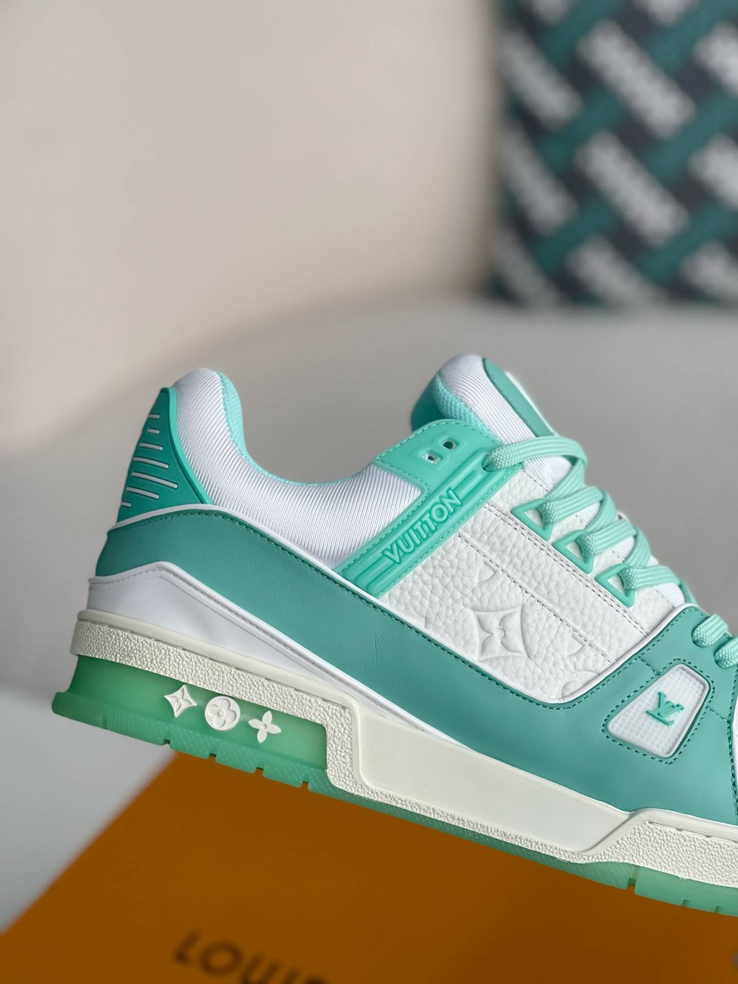 L*V SNEAKERS