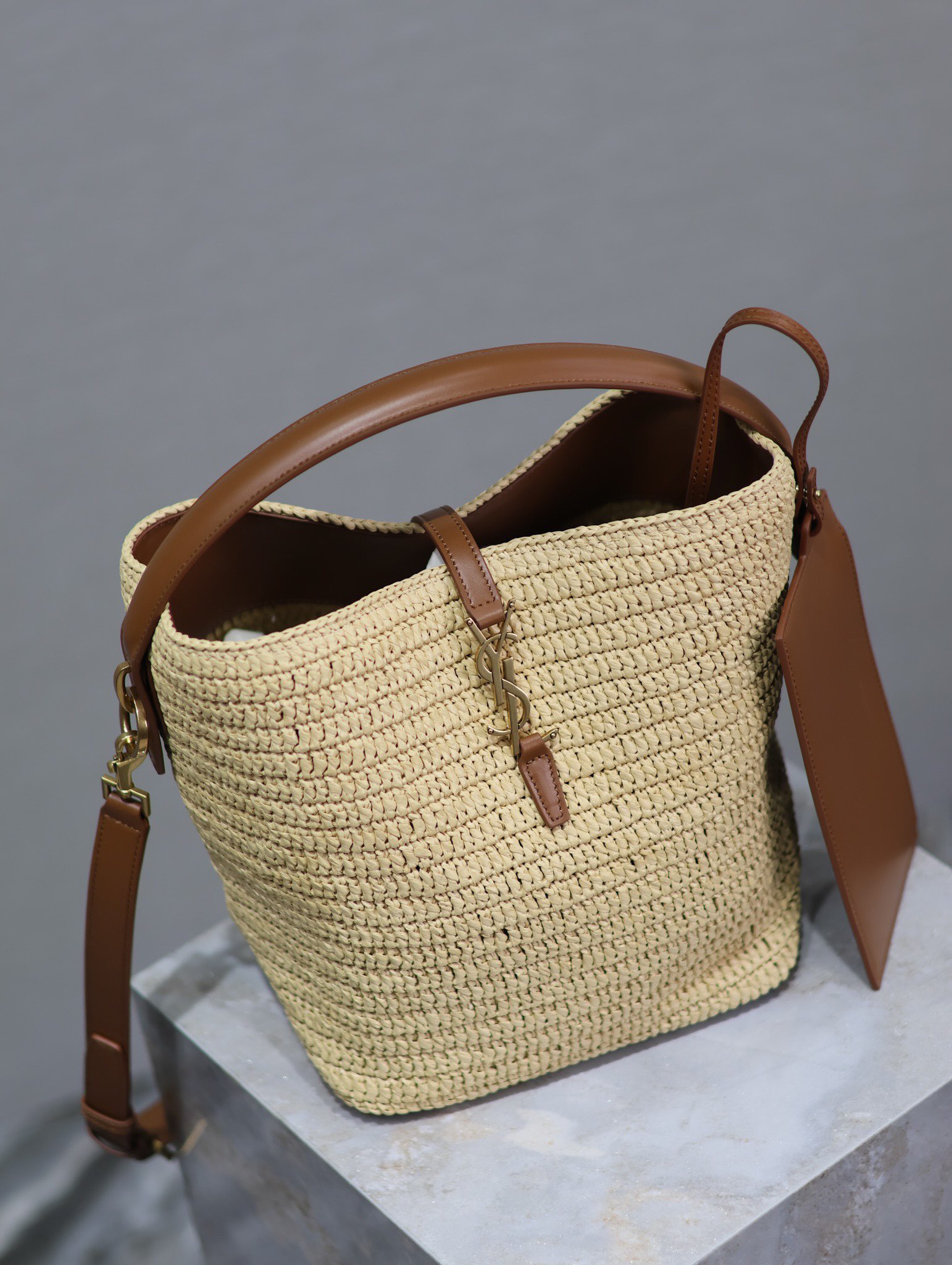 Y51 apricot woven LE 37 woven bucket bag Style number: 742828 Size: 20×25×16cm