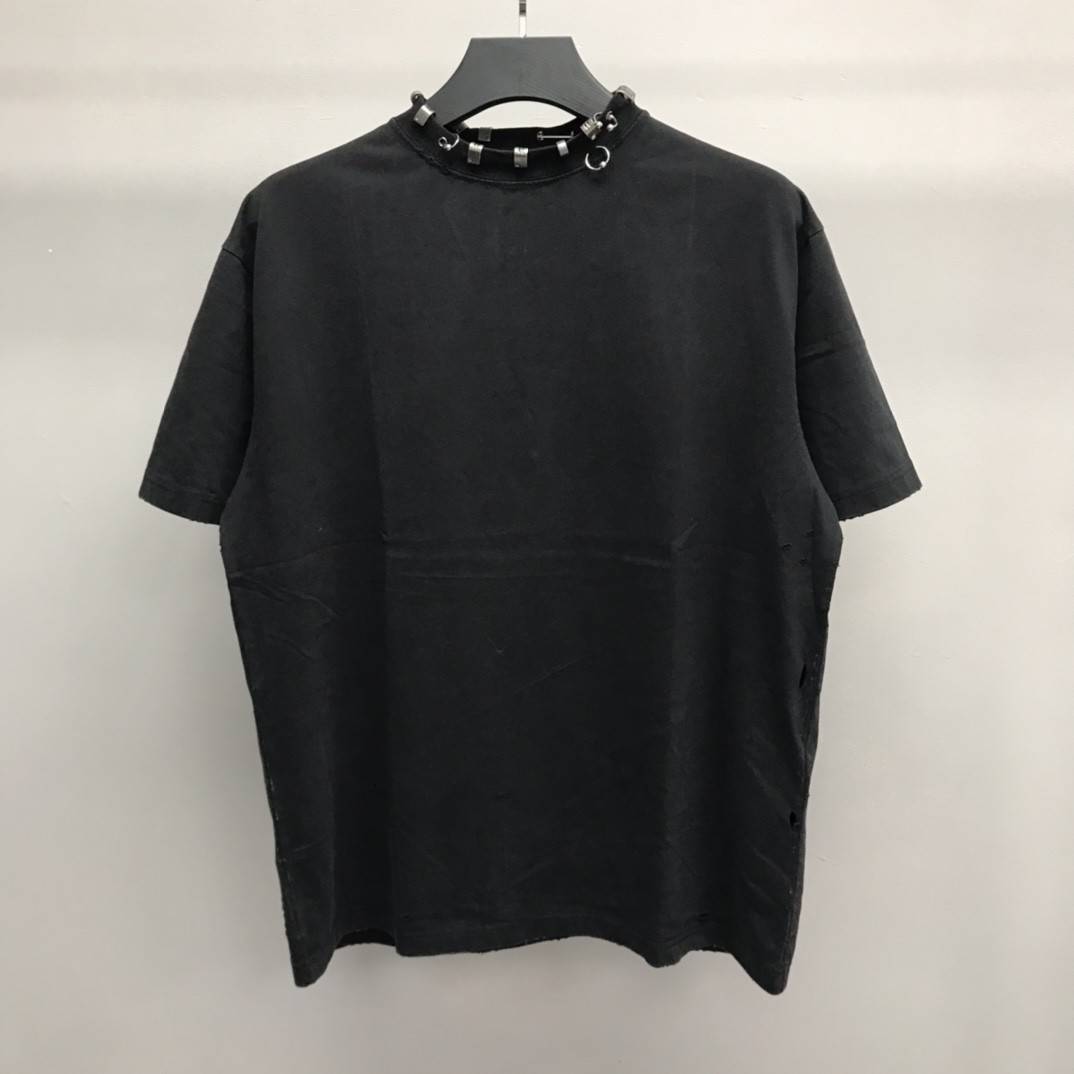 Ba1en*iaga neckline hardware perforated T-shirt