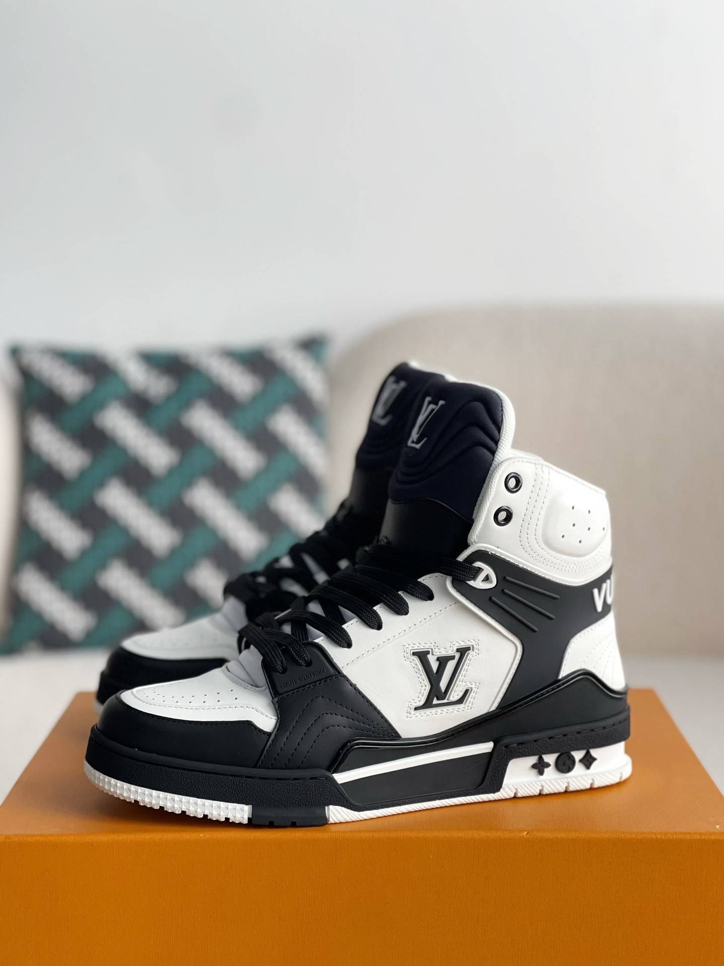 L*V TRAINER SNEAKERS