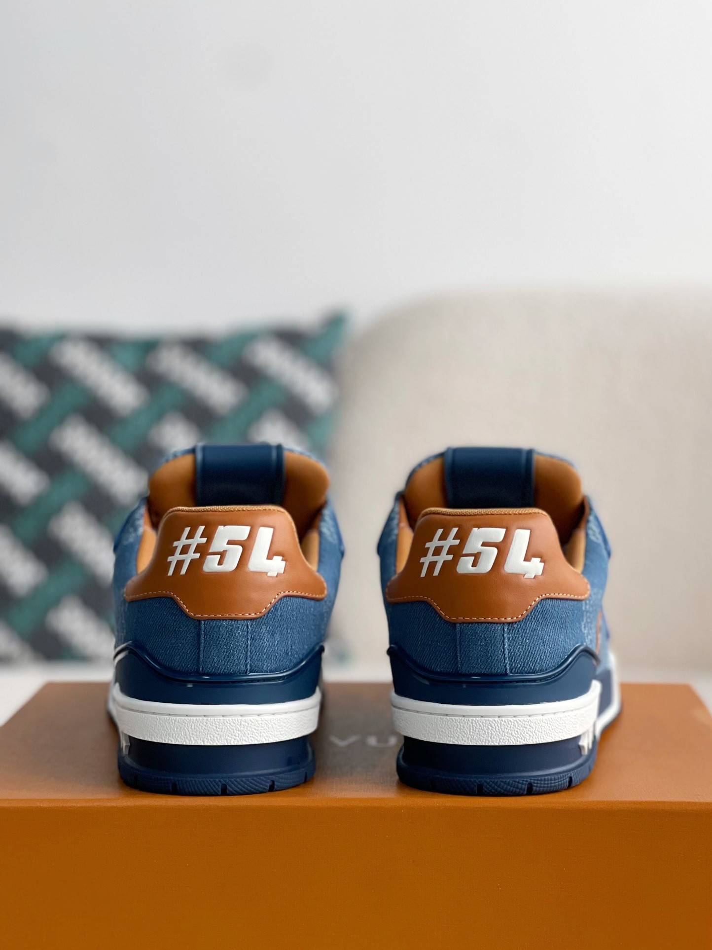 L*V SNEAKERS