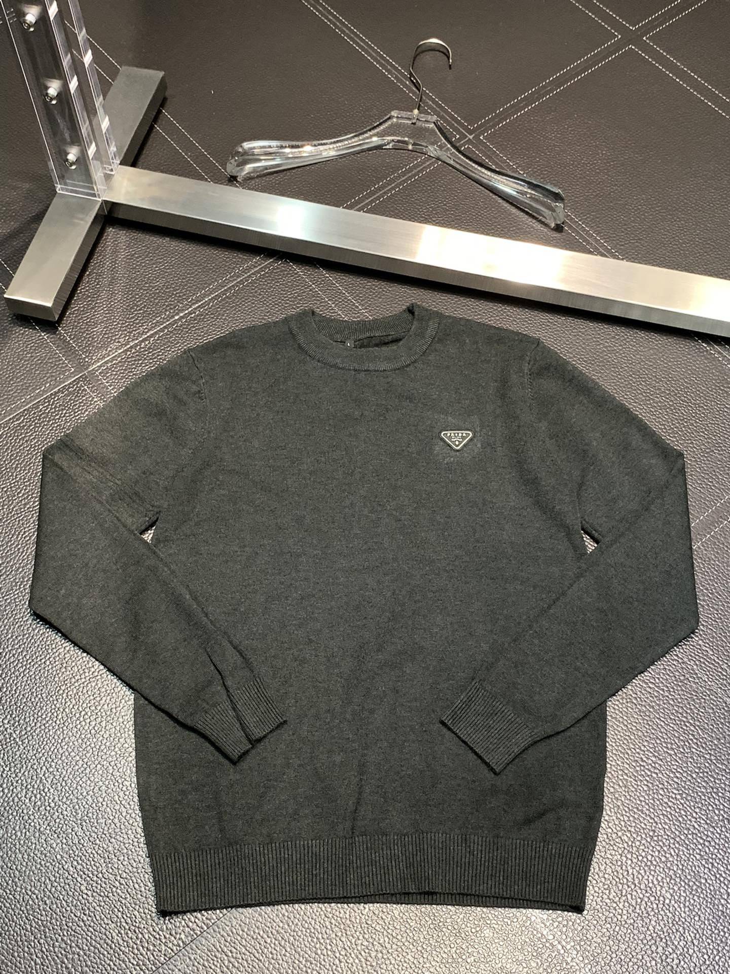 Pra*a casual sweater