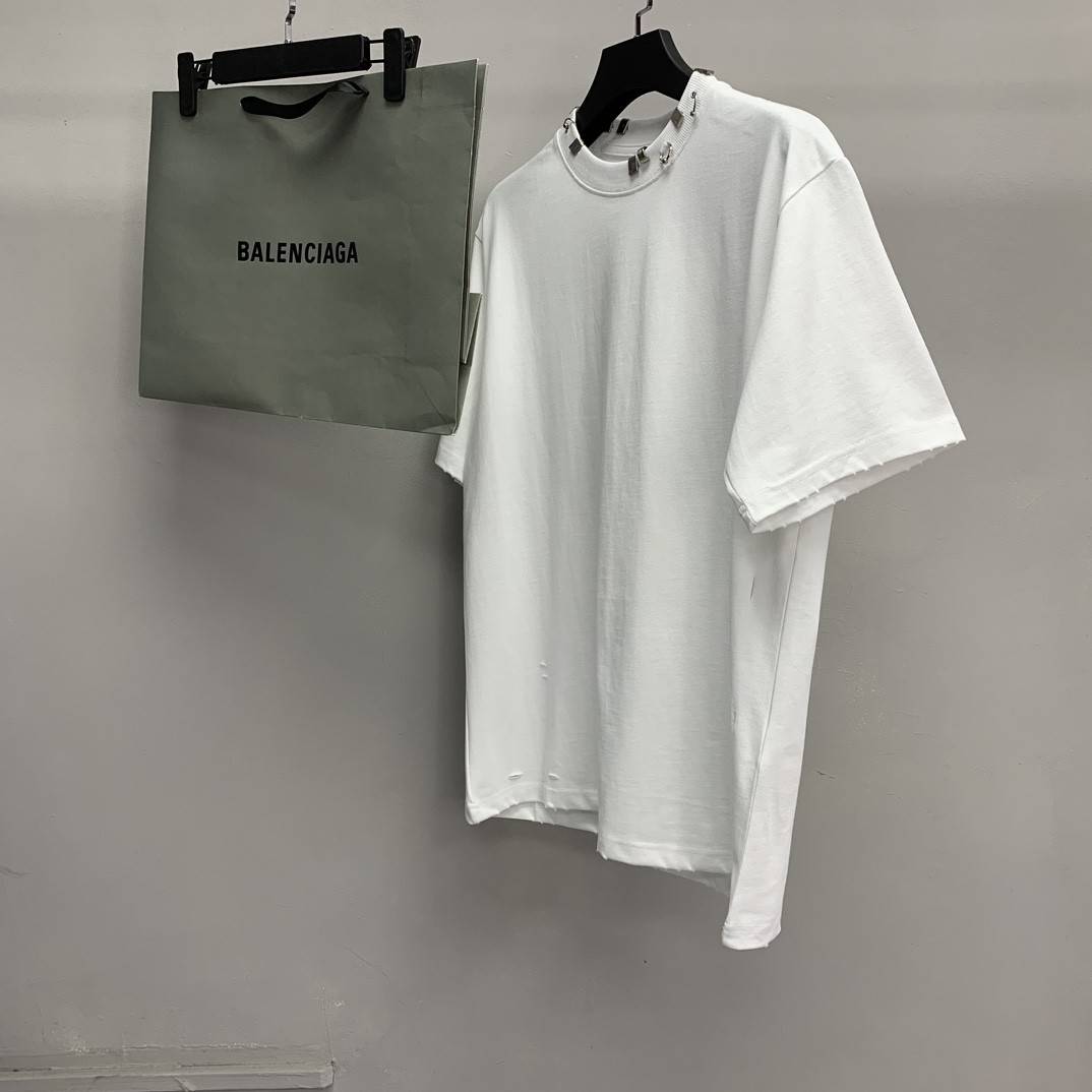 Ba1en*iaga neckline hardware perforated T-shirt