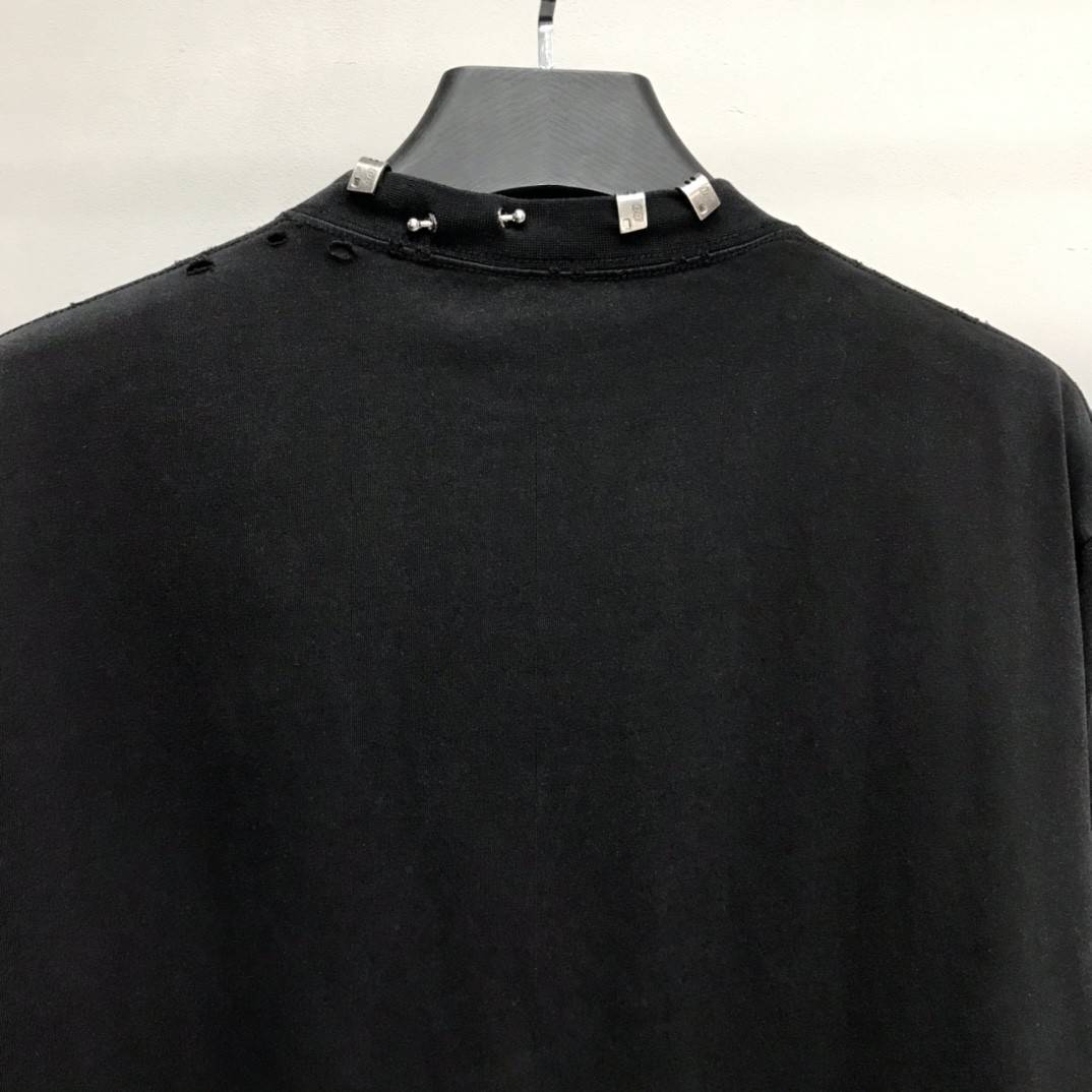 Ba1en*iaga neckline hardware perforated T-shirt