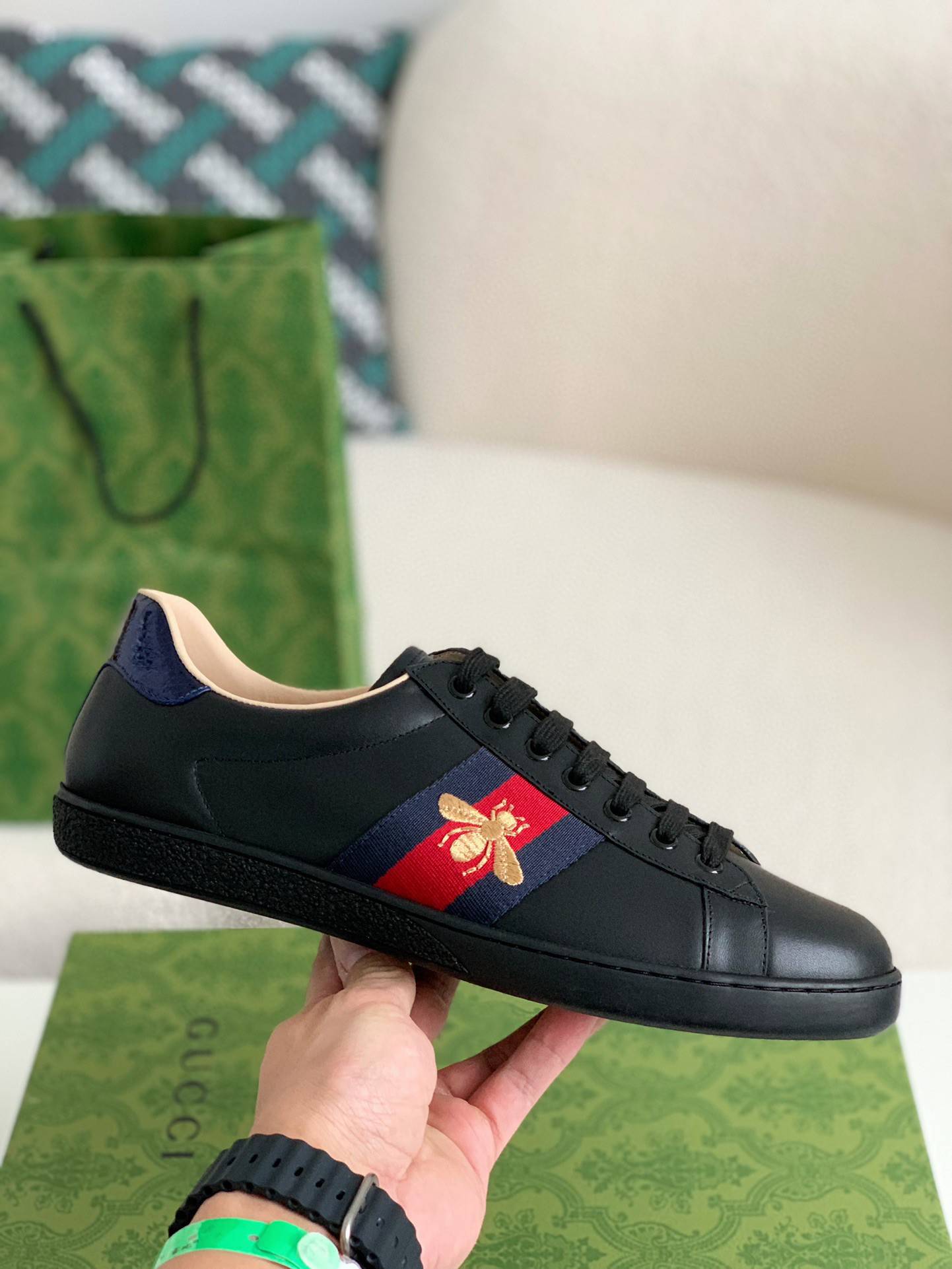 GU*Isneakers S*pport chip phone sensing