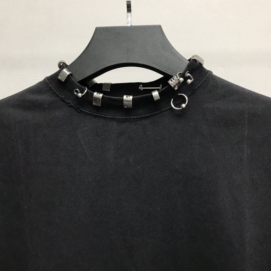 Ba1en*iaga neckline hardware perforated T-shirt