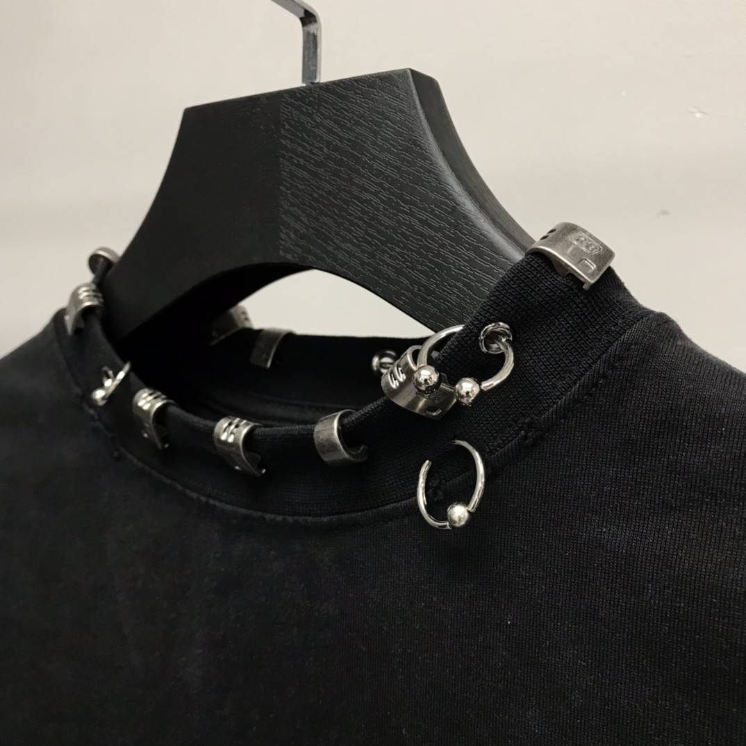 Ba1en*iaga neckline hardware perforated T-shirt
