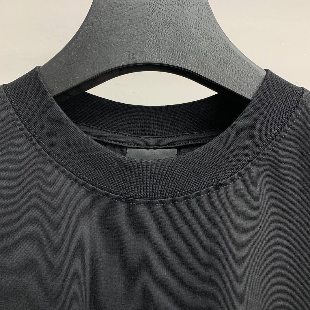 Ba1en*iaga inverted V T-shirt