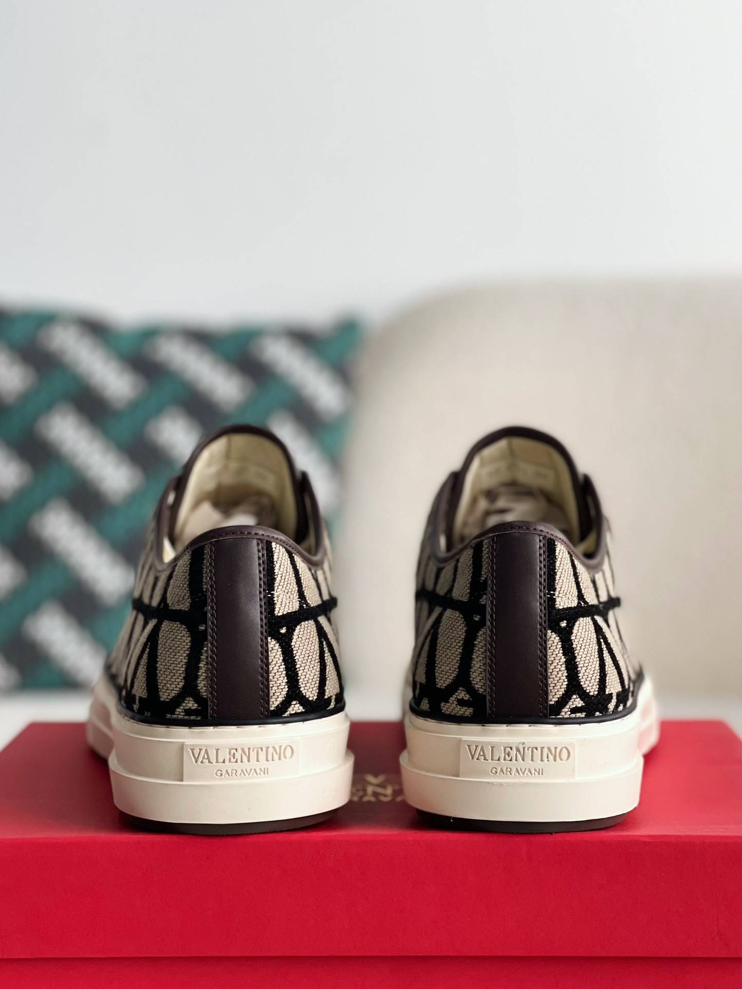 Va1e*ntin0  Sneakers