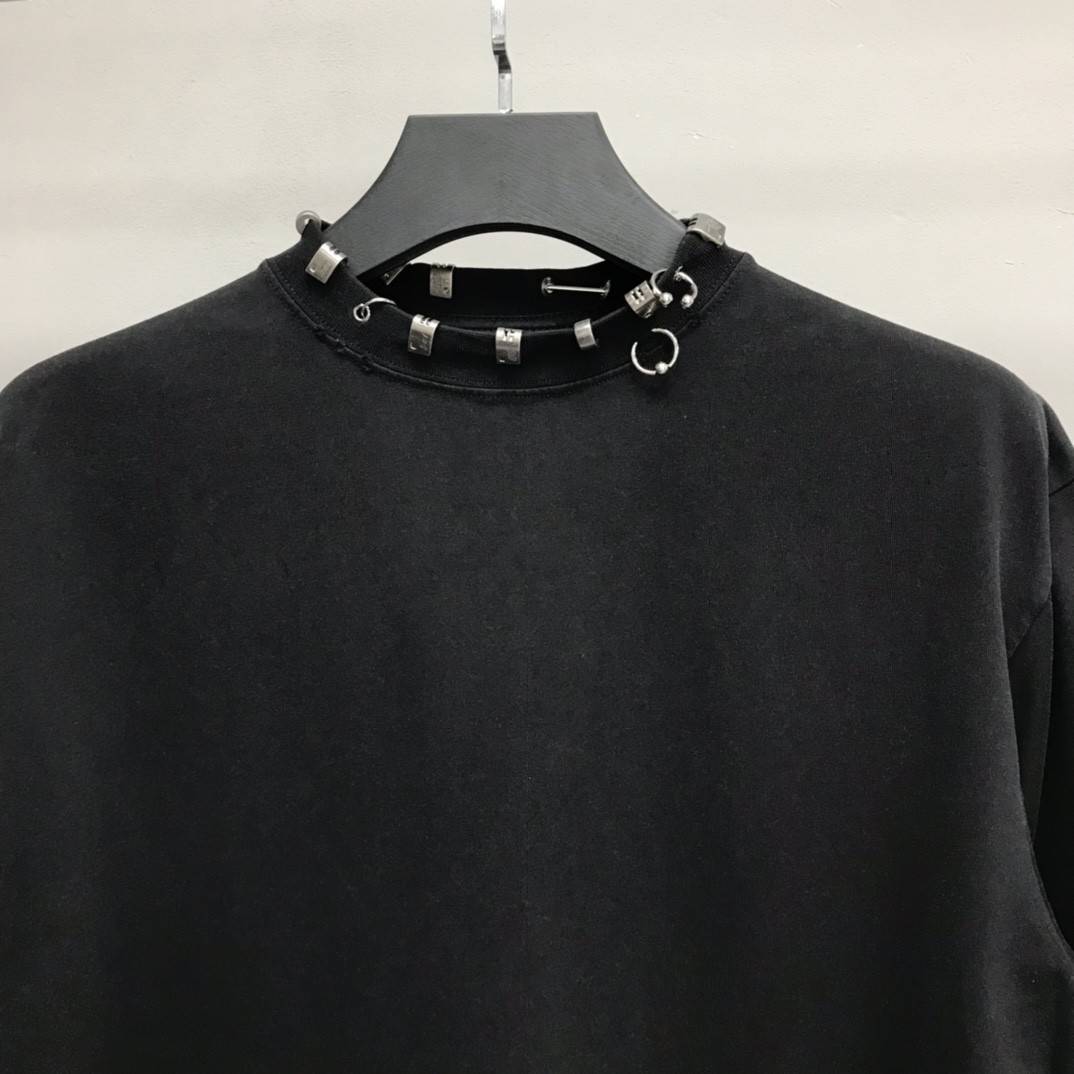 Ba1en*iaga neckline hardware perforated T-shirt