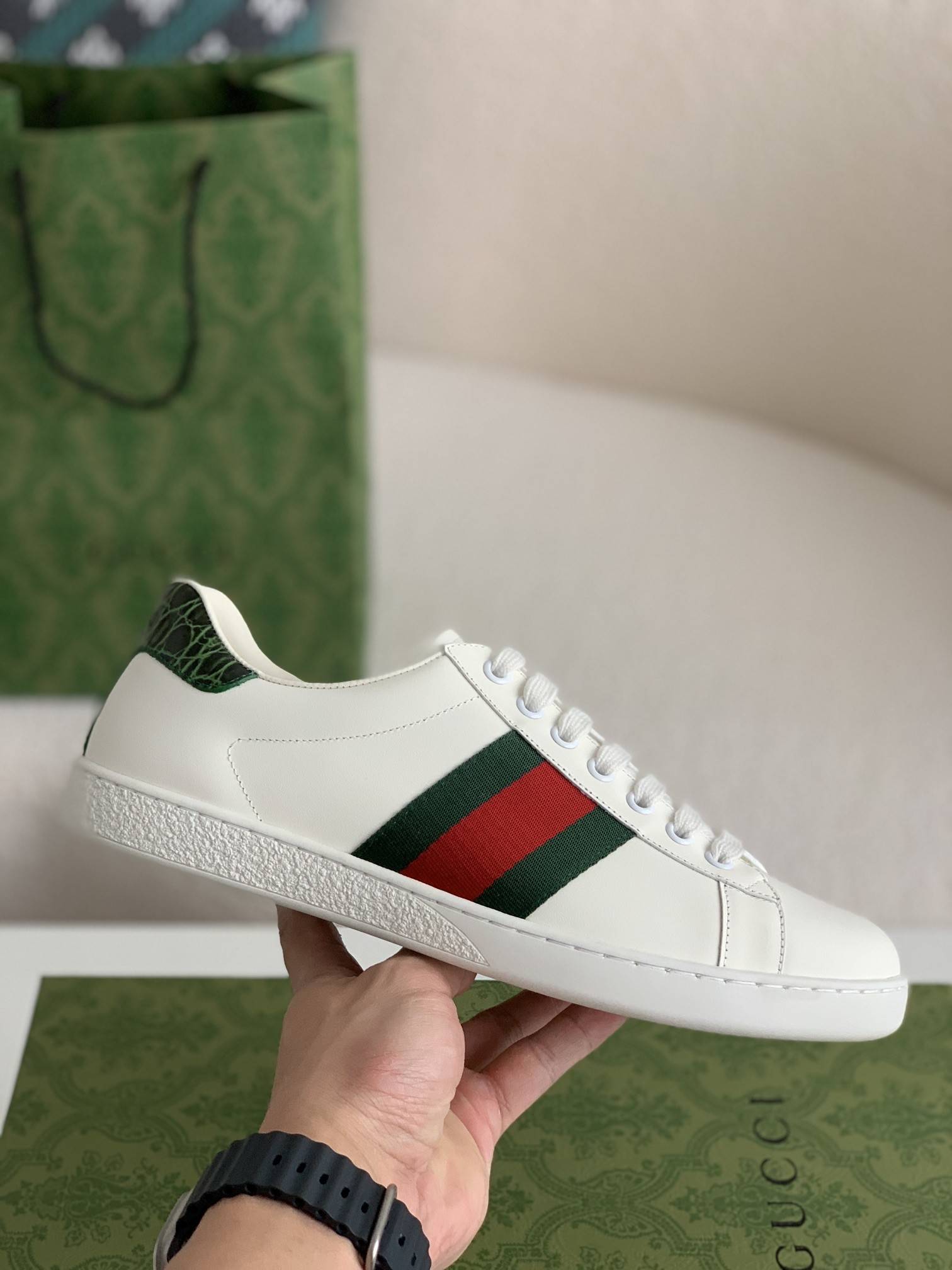GU*Isneakers S*pport chip phone sensing