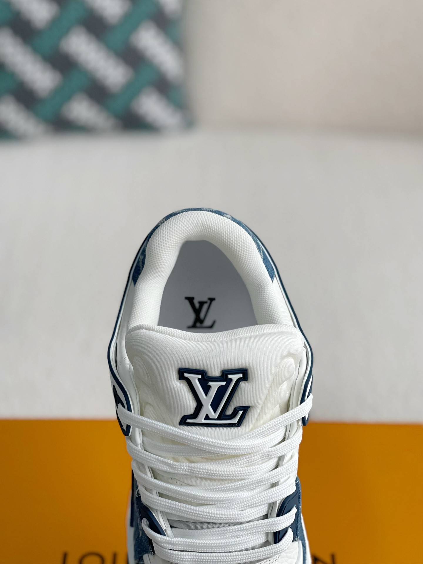 L*V SNEAKERS