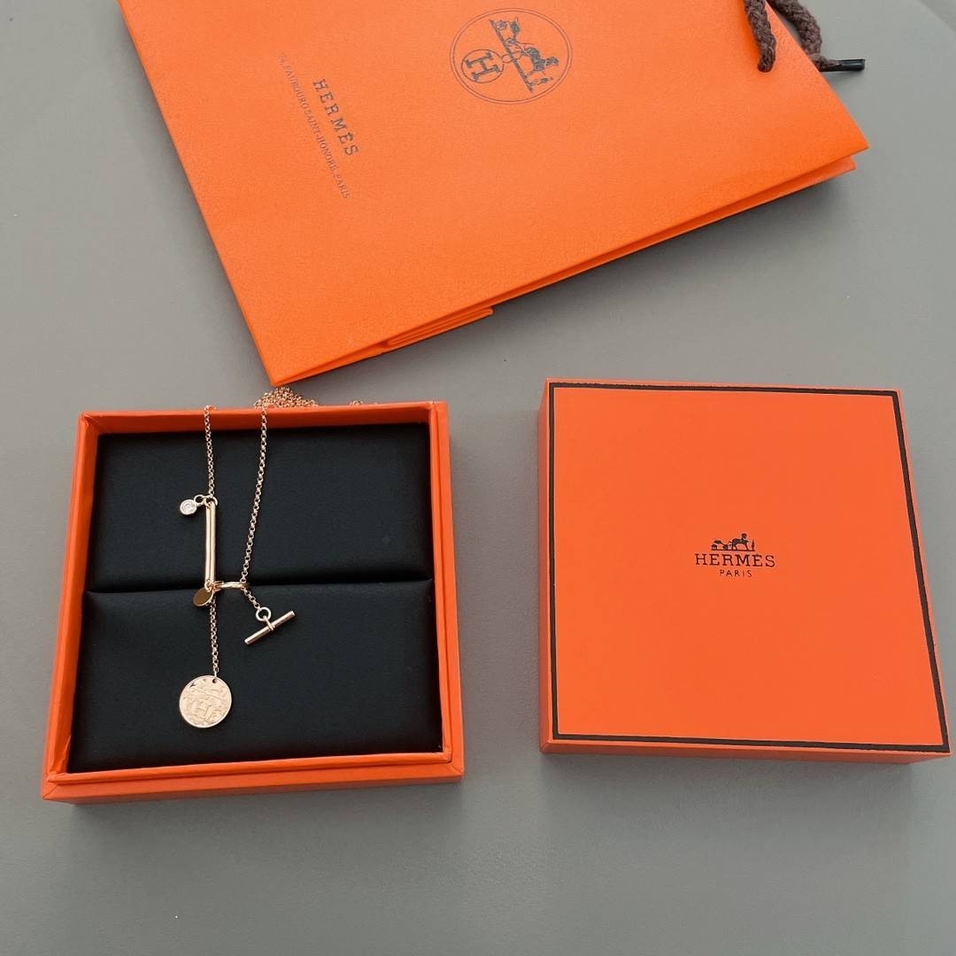 H**me5 necklace