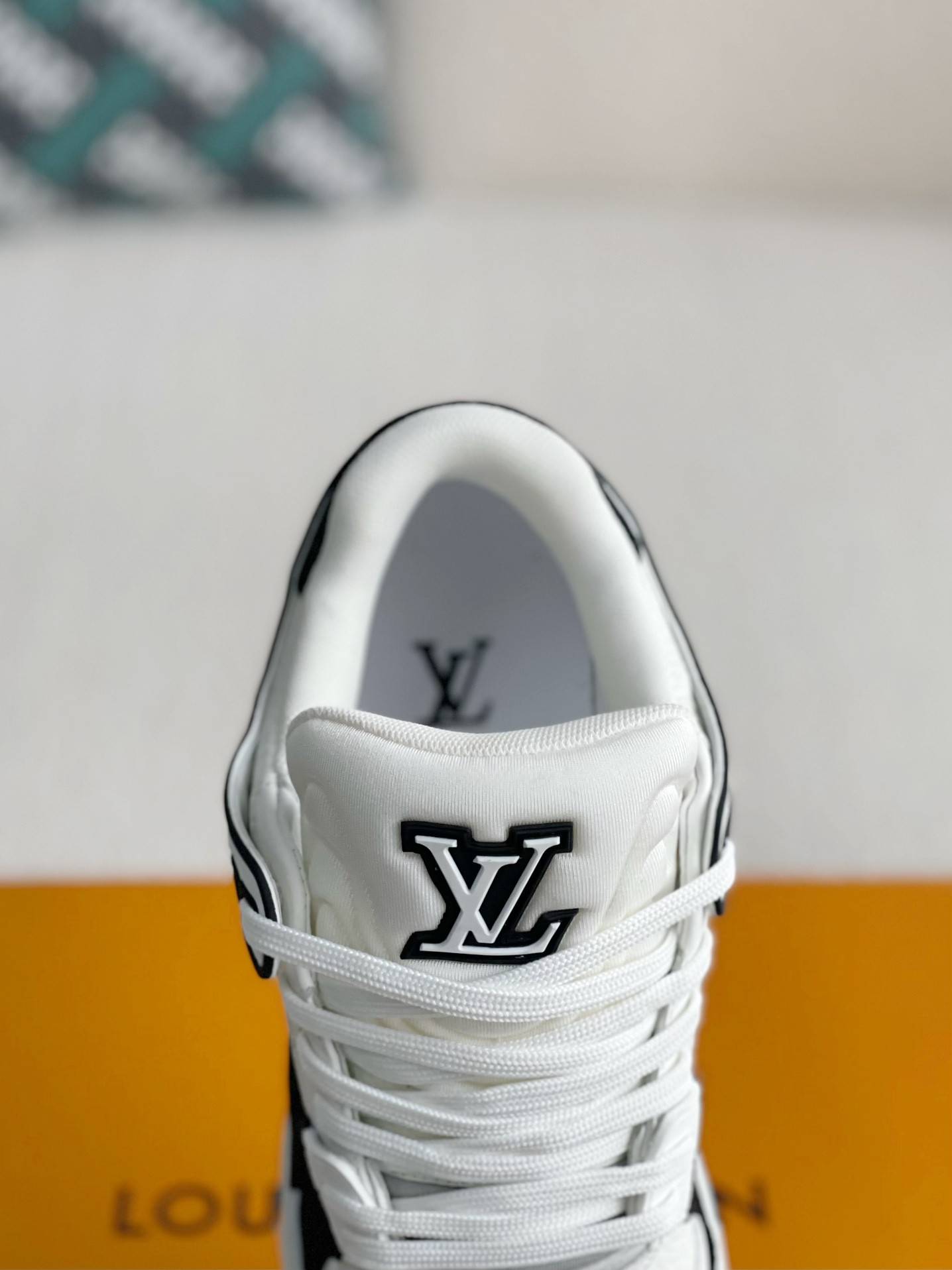 L*V SNEAKERS