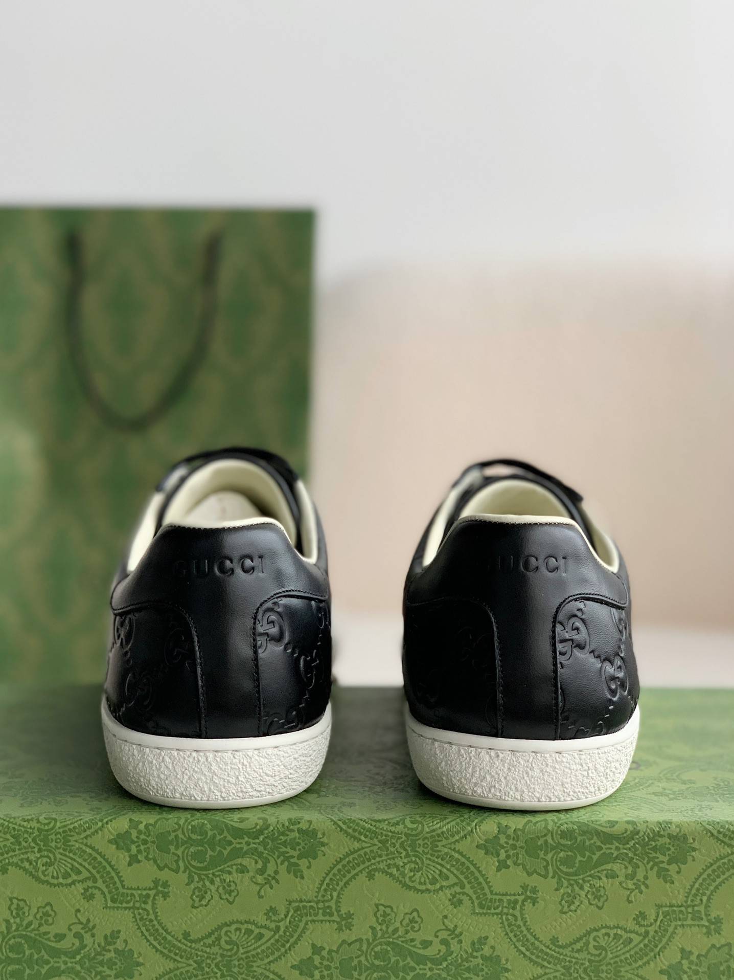 GU*Isneakers S*pport chip phone sensing