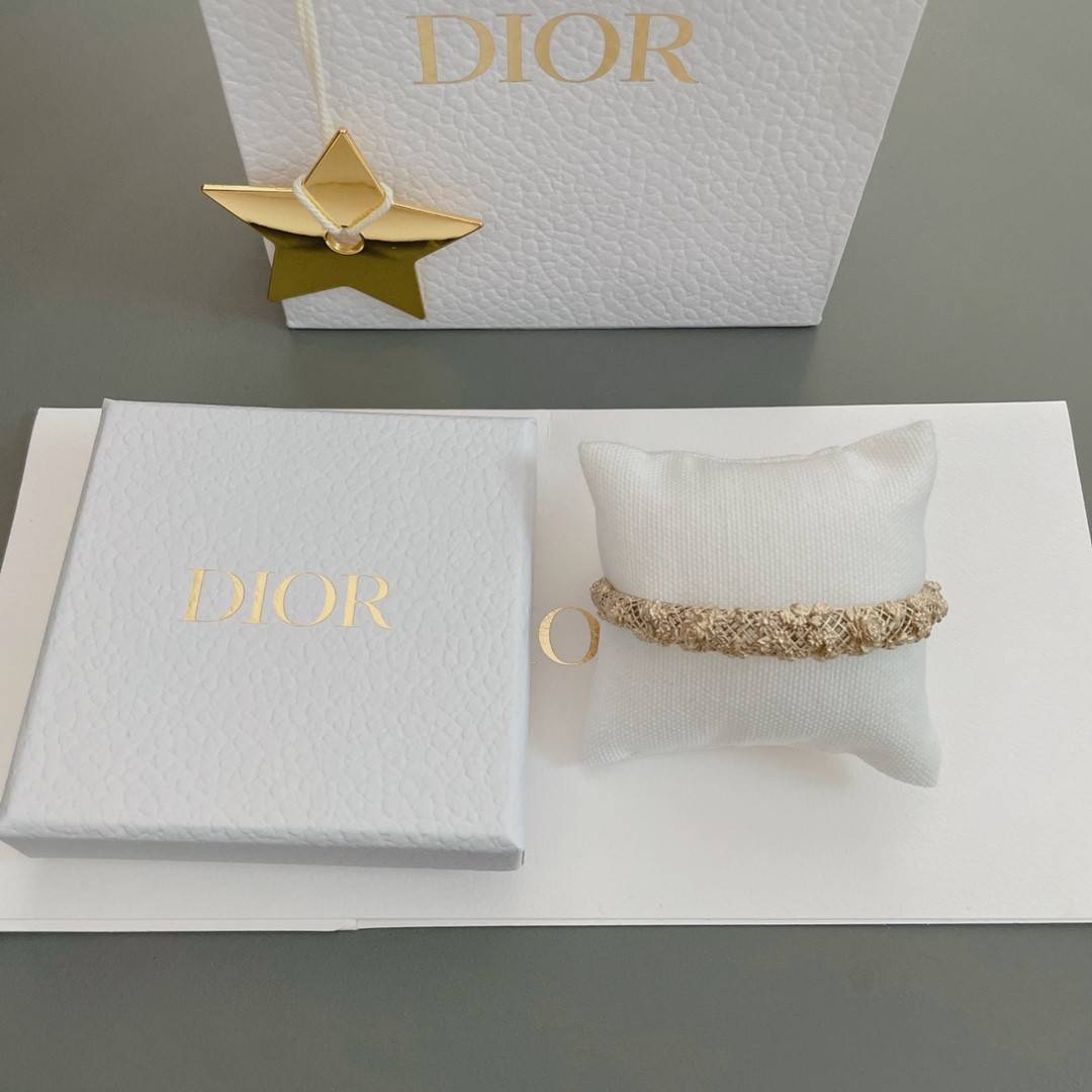 D10r cutout open bracelet