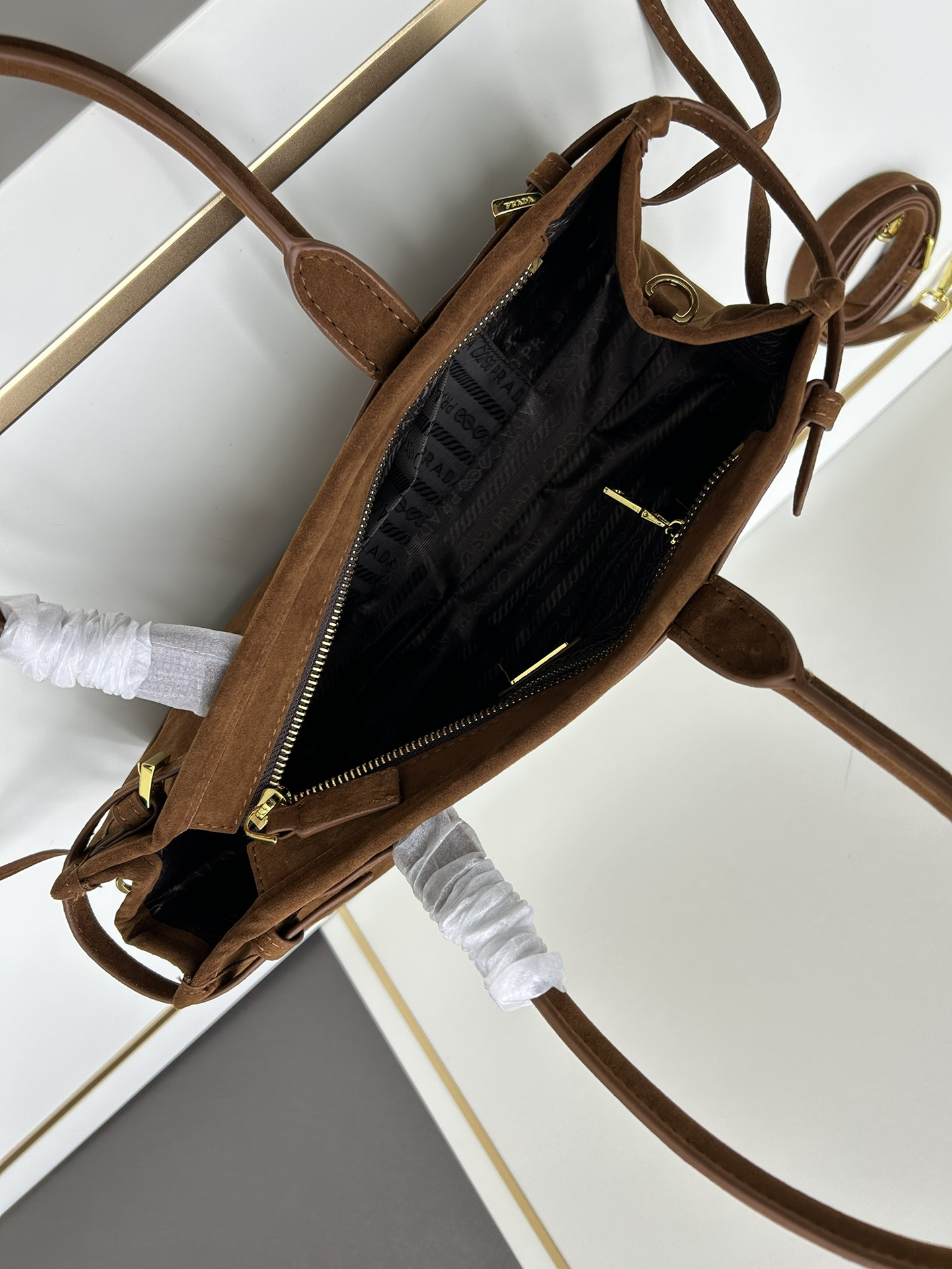 Pra*a matte size 32x15x11, style number 2452 [ADA new product] retro style, black waxed leather, the new favorite handbag!