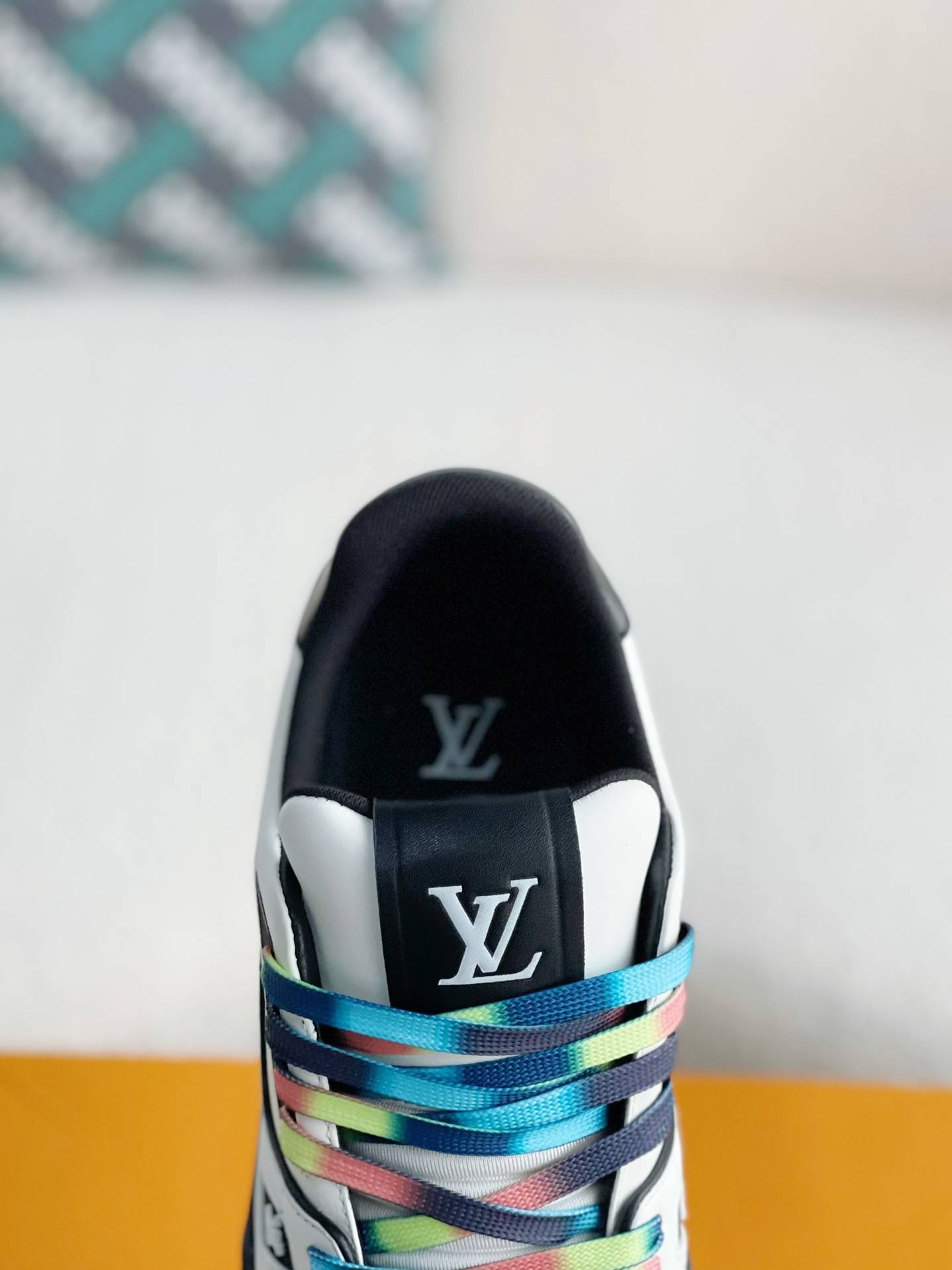 L*V SNEAKERS