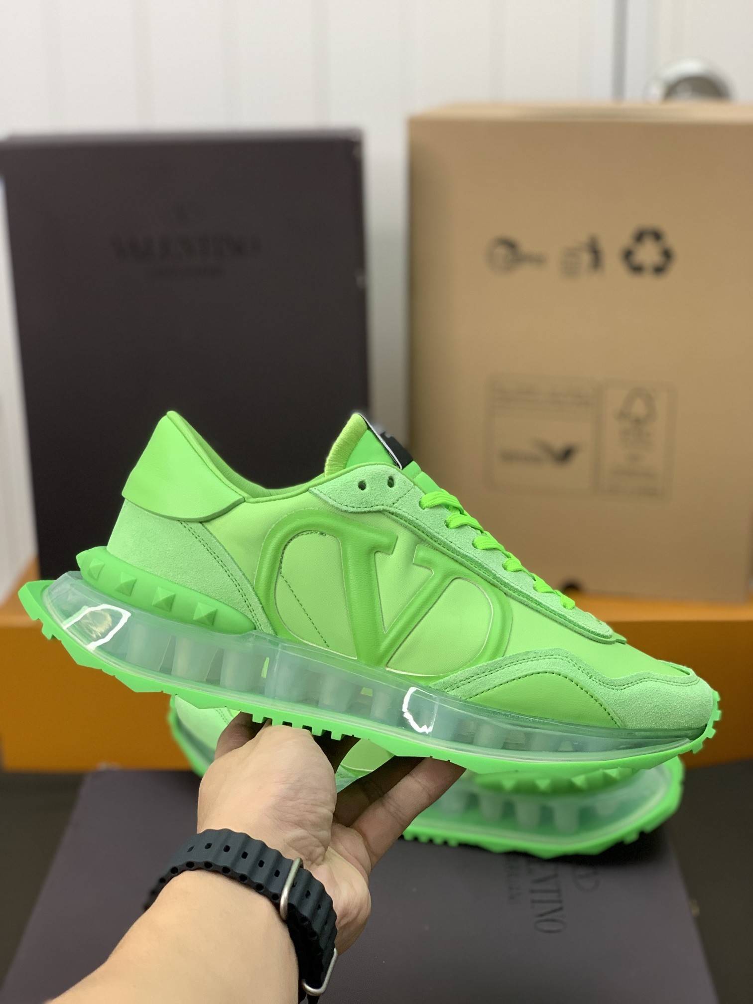 Va1e*ntin0 sneaker