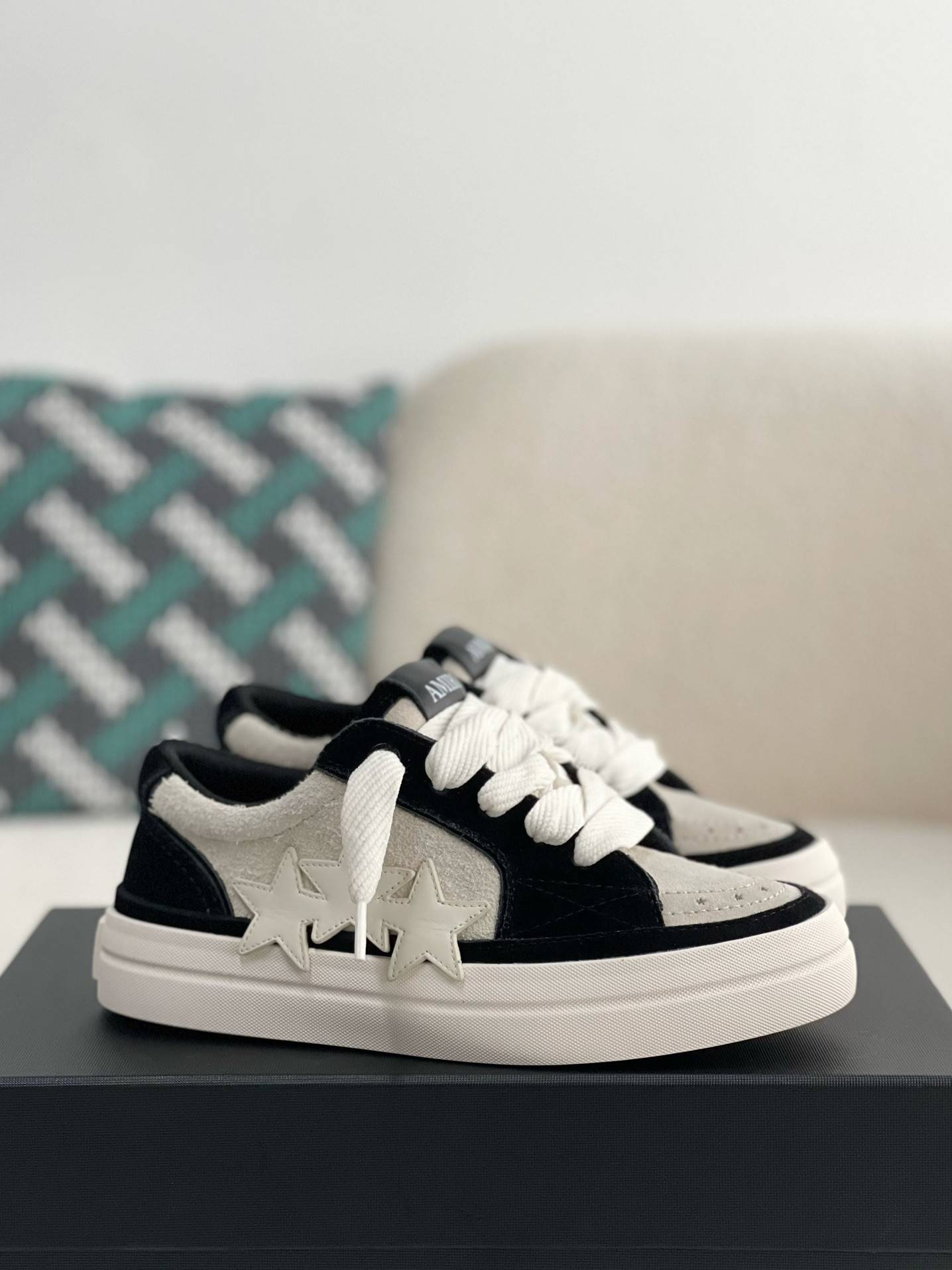 A*RI Sneakers