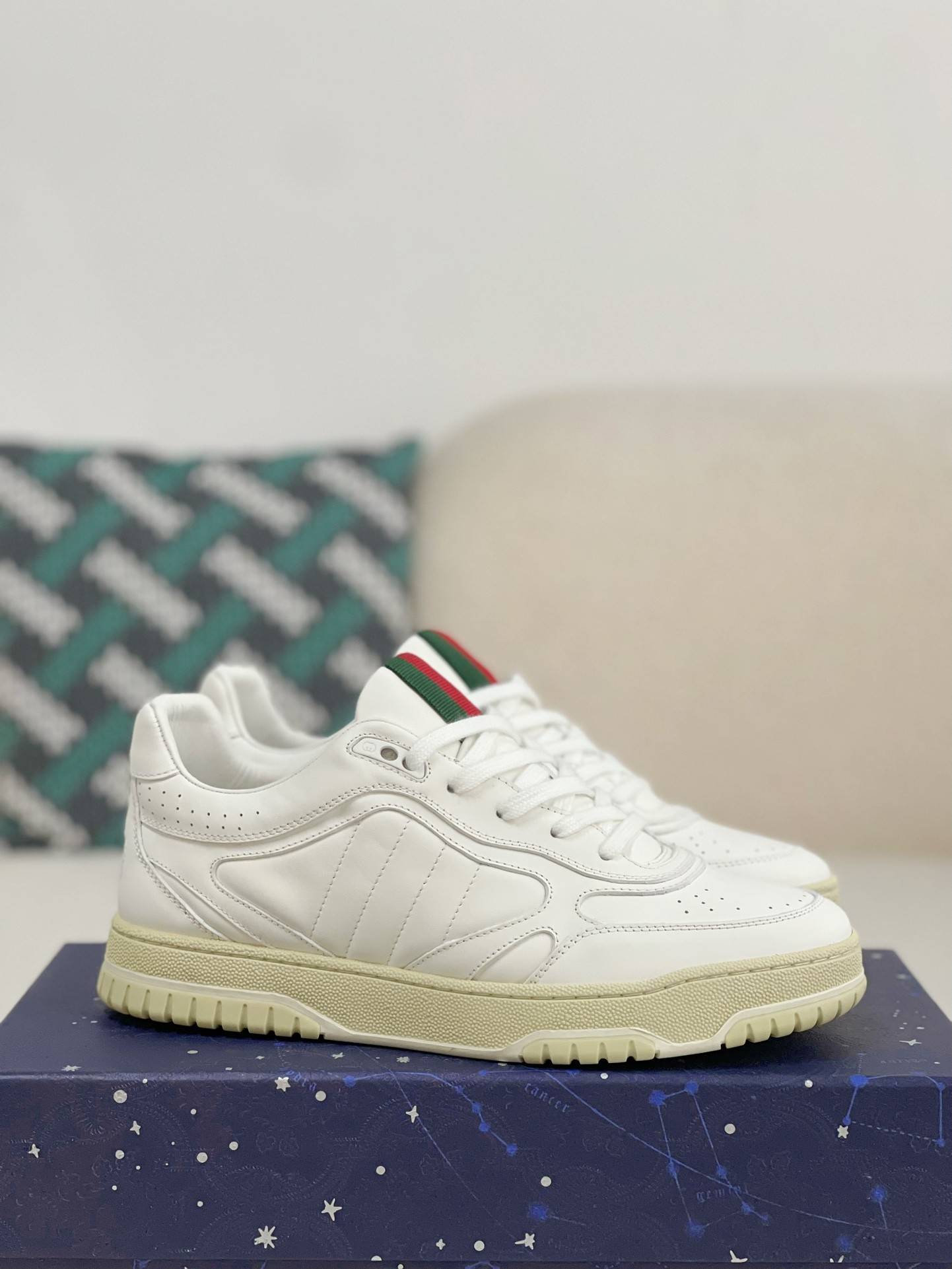 GU*INew Sneakers