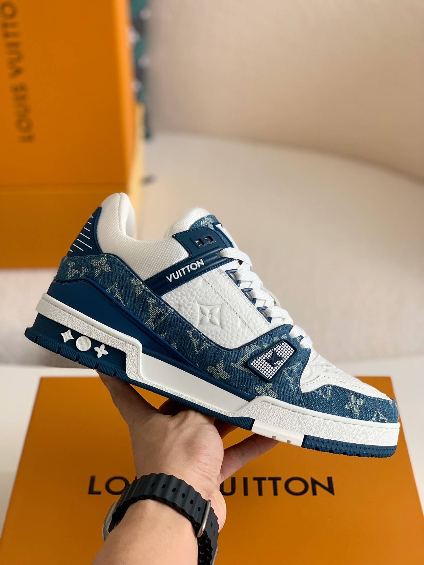 L*V TRAINER 1A8FN8 Sneakers