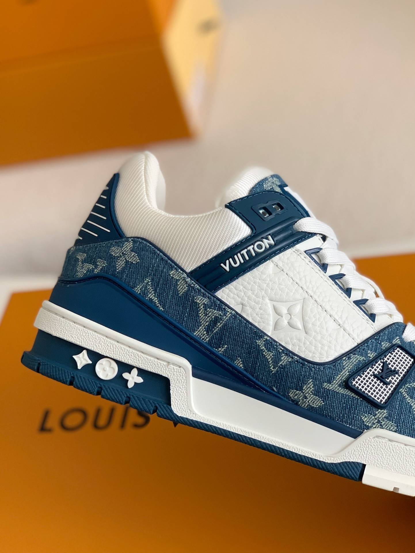 L*V TRAINER 1A8FN8 Sneakers
