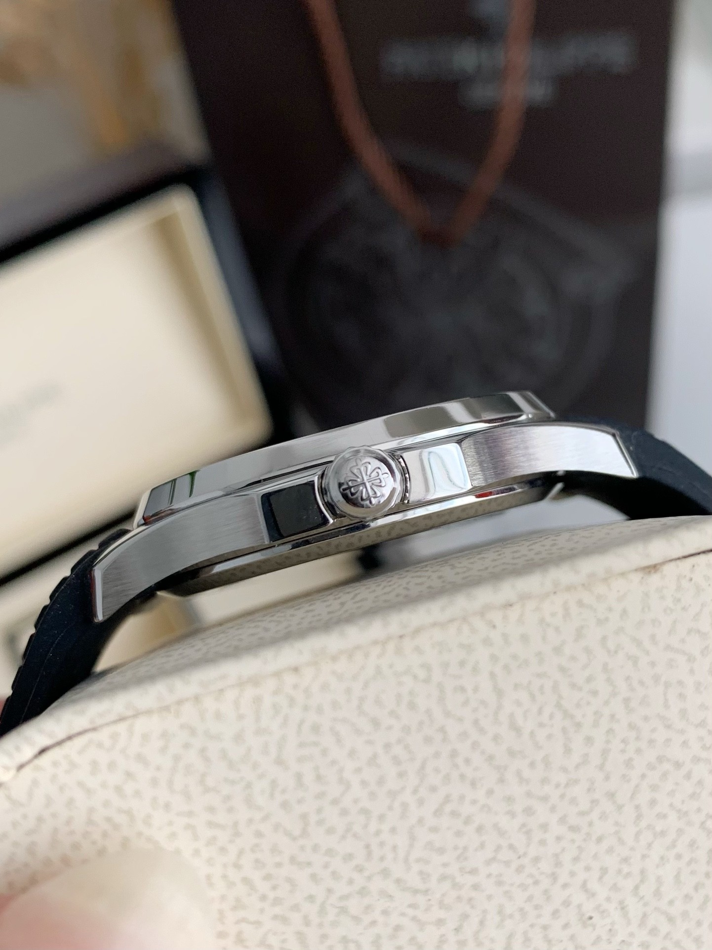 Pat*k Phi1i*pe Custom Gree n grenade 5167R series Watch
