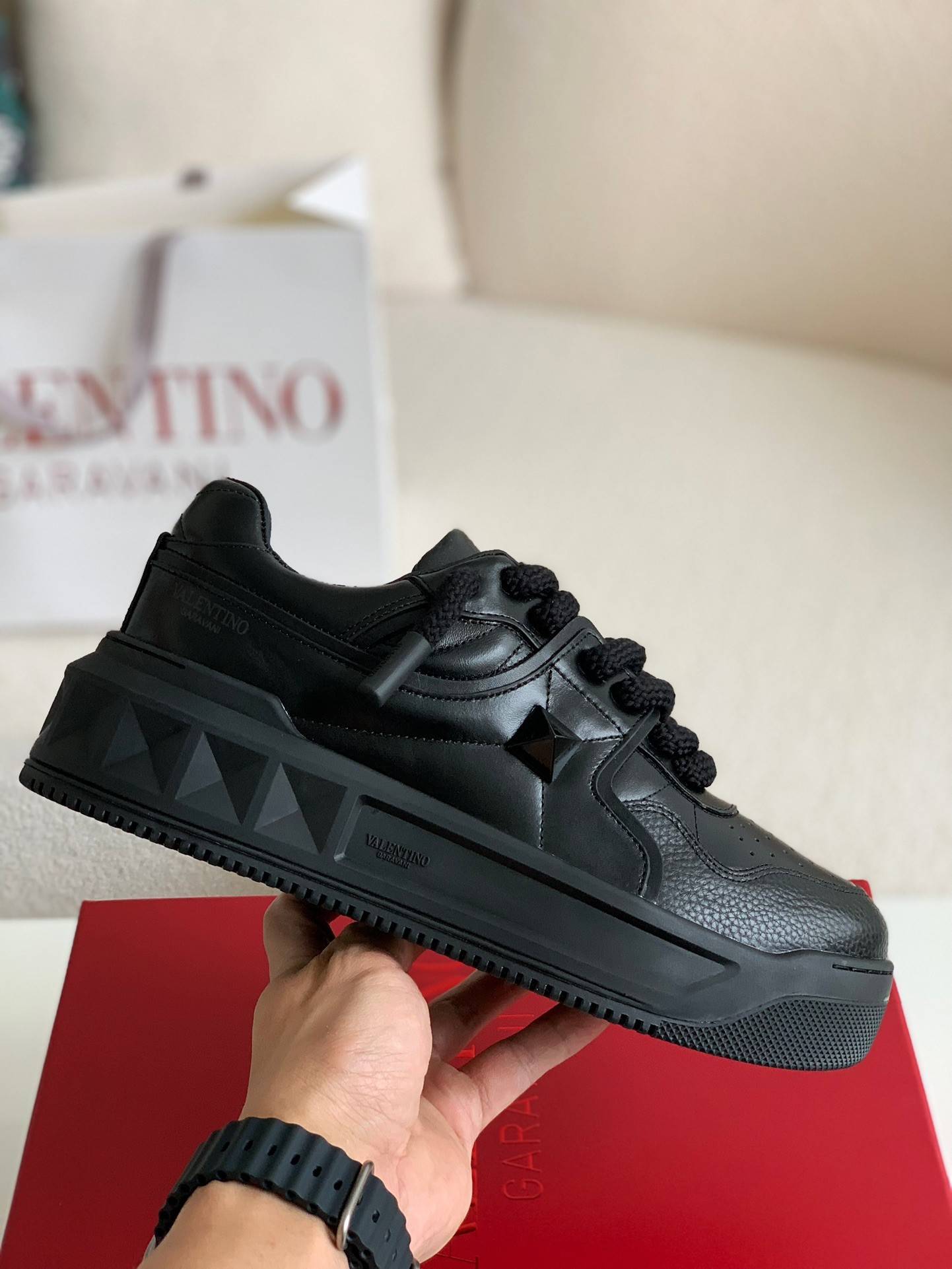 Va1e*ntin0 sneakers