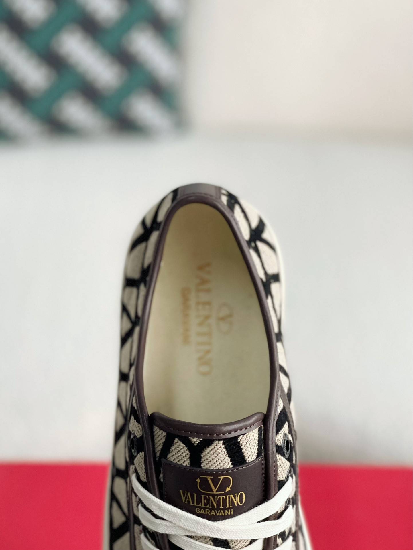 Va1e*ntin0  Sneakers