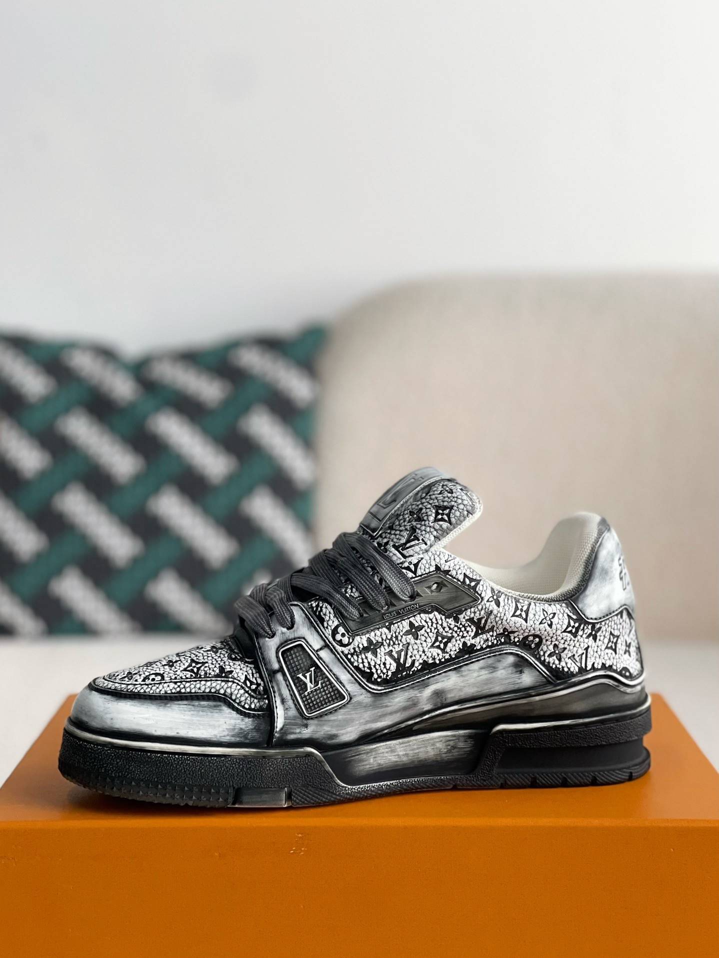 L*V SNEAKERS