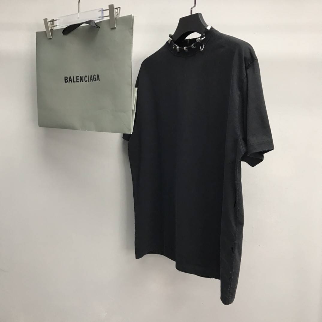 Ba1en*iaga neckline hardware perforated T-shirt