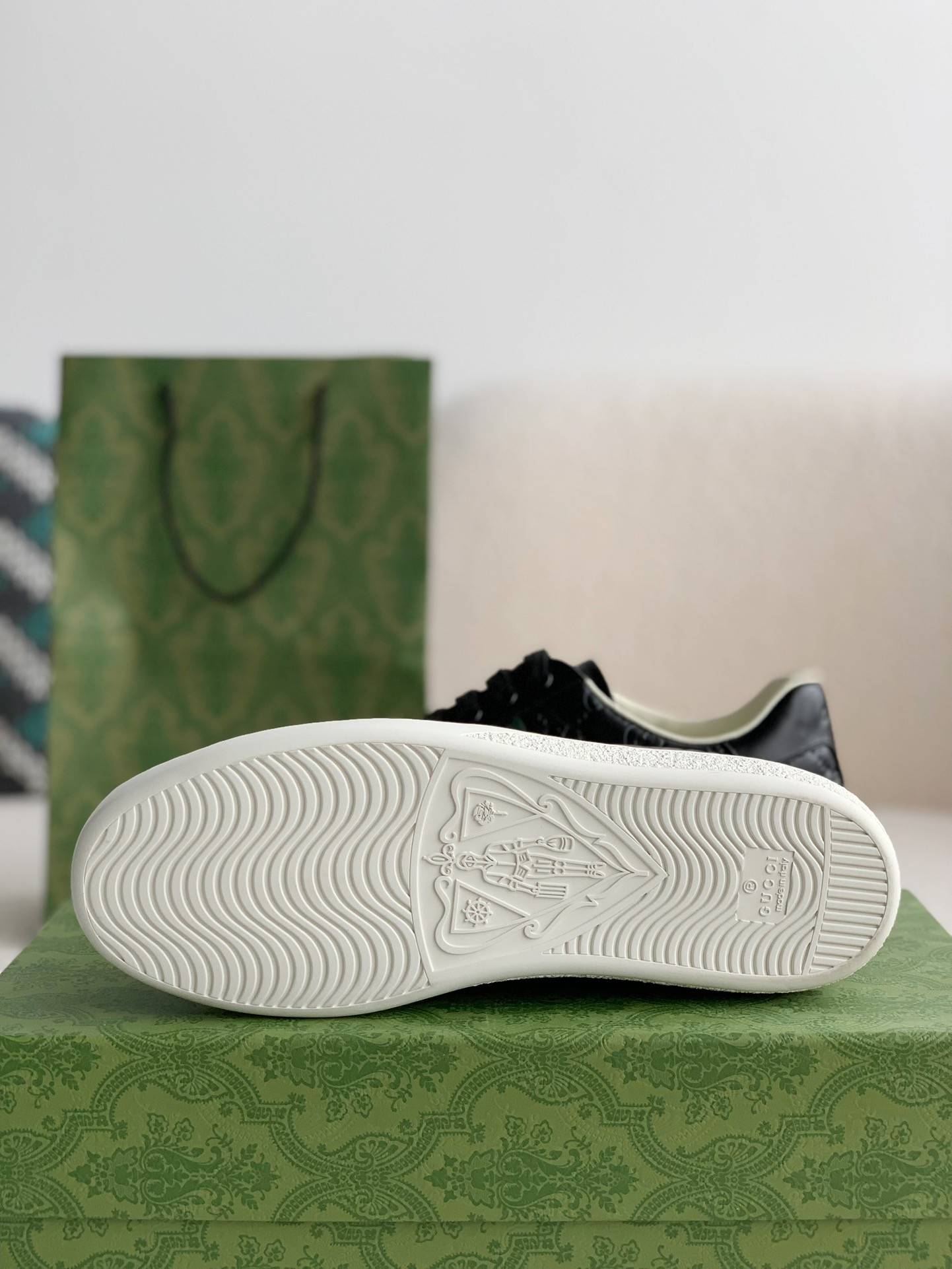 GU*Isneakers S*pport chip phone sensing