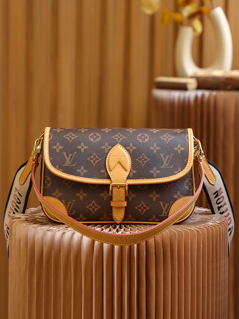 L*V Borsa Diane M45985，Size：9*15*24cm