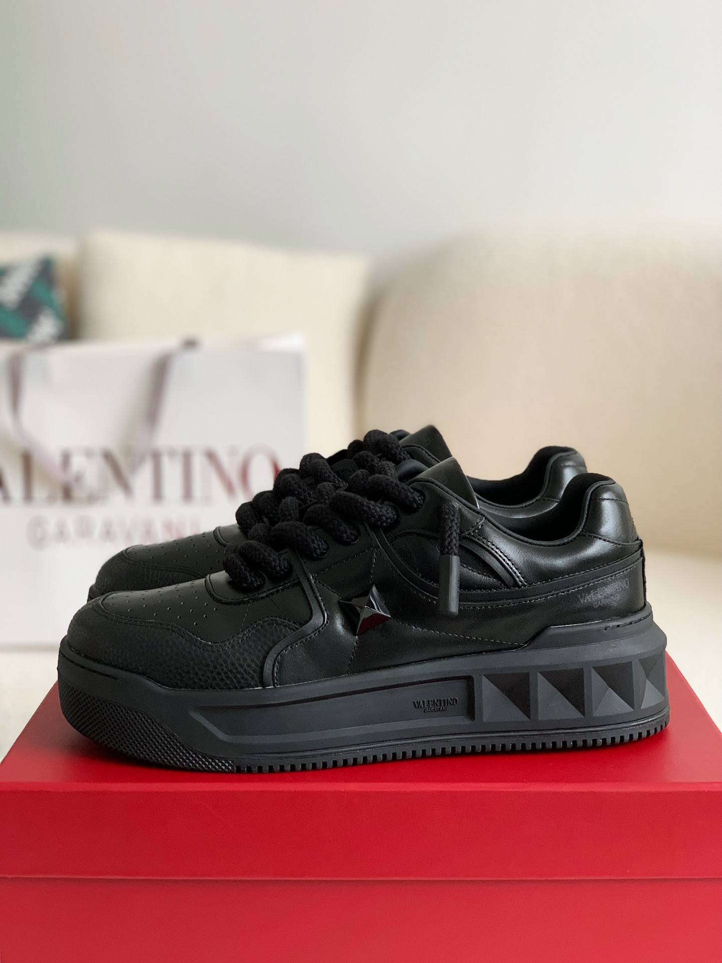 Va1e*ntin0 sneakers
